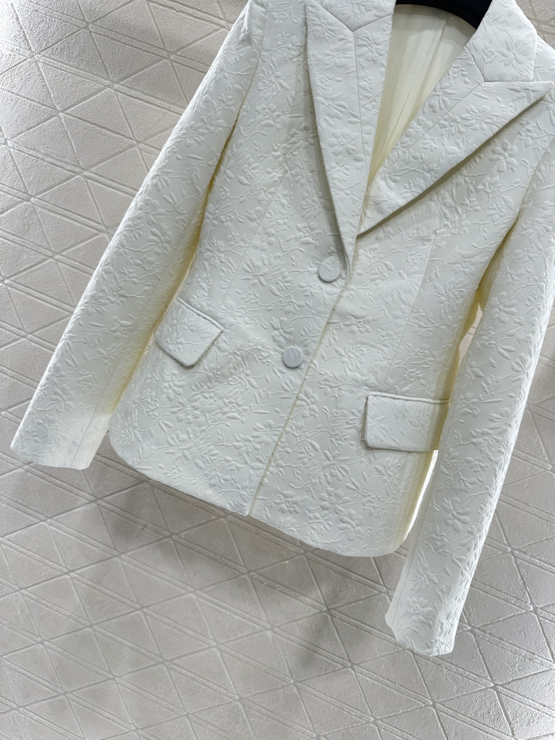 ♥Dio*♥2025新品上架 正肩西装半裙套装定制YB进口起毛材质，面料凹凸花朵藤蔓的褶皱肌理明显，垂感