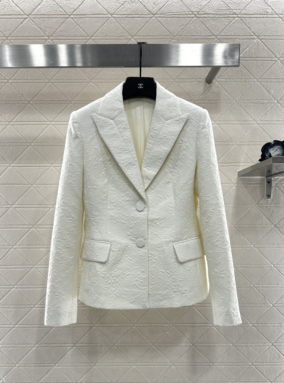 ♥Dio*♥2025新品上架 正肩西装半裙套装定制YB进口起毛材质，面料凹凸花朵藤蔓的褶皱肌理明显，垂感