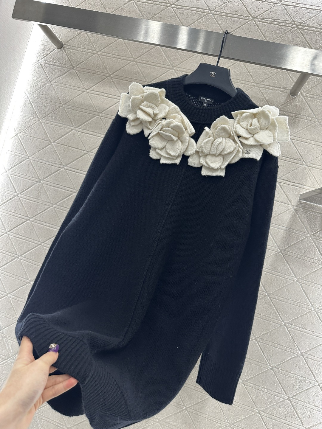 ♥Chane*♥2025新品上架 立体山茶花针织连衣裙定制YB羊毛纱线织造，质感高级，舒适柔软，圆领针织