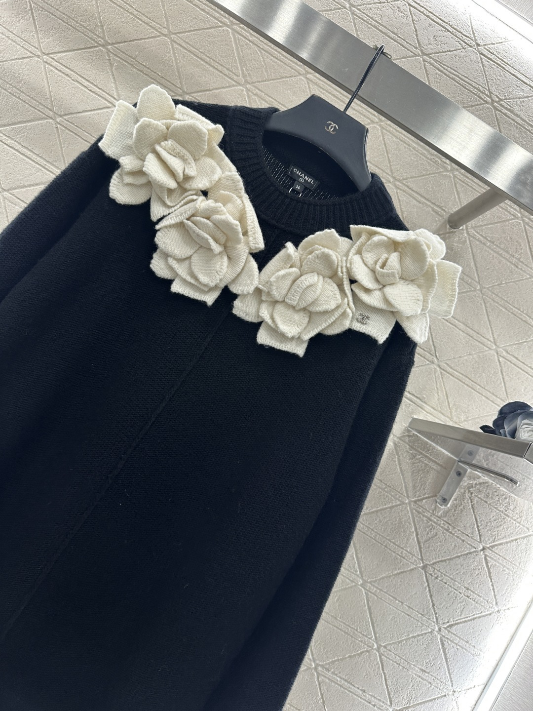 ♥Chane*♥2025新品上架 立体山茶花针织连衣裙定制YB羊毛纱线织造，质感高级，舒适柔软，圆领针织