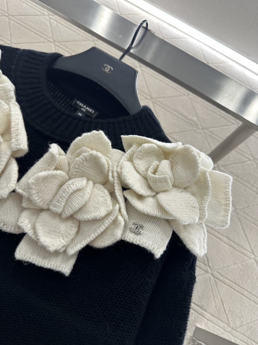 ♥Chane*♥2025新品上架 立体山茶花针织连衣裙定制YB羊毛纱线织造，质感高级，舒适柔软，圆领针织