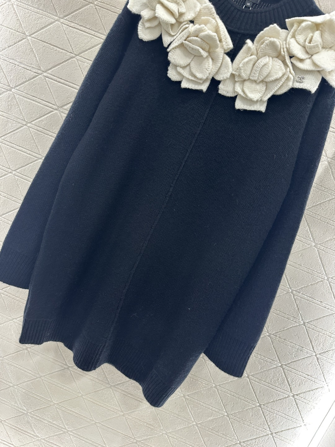 ♥Chane*♥2025新品上架 立体山茶花针织连衣裙定制YB羊毛纱线织造，质感高级，舒适柔软，圆领针织