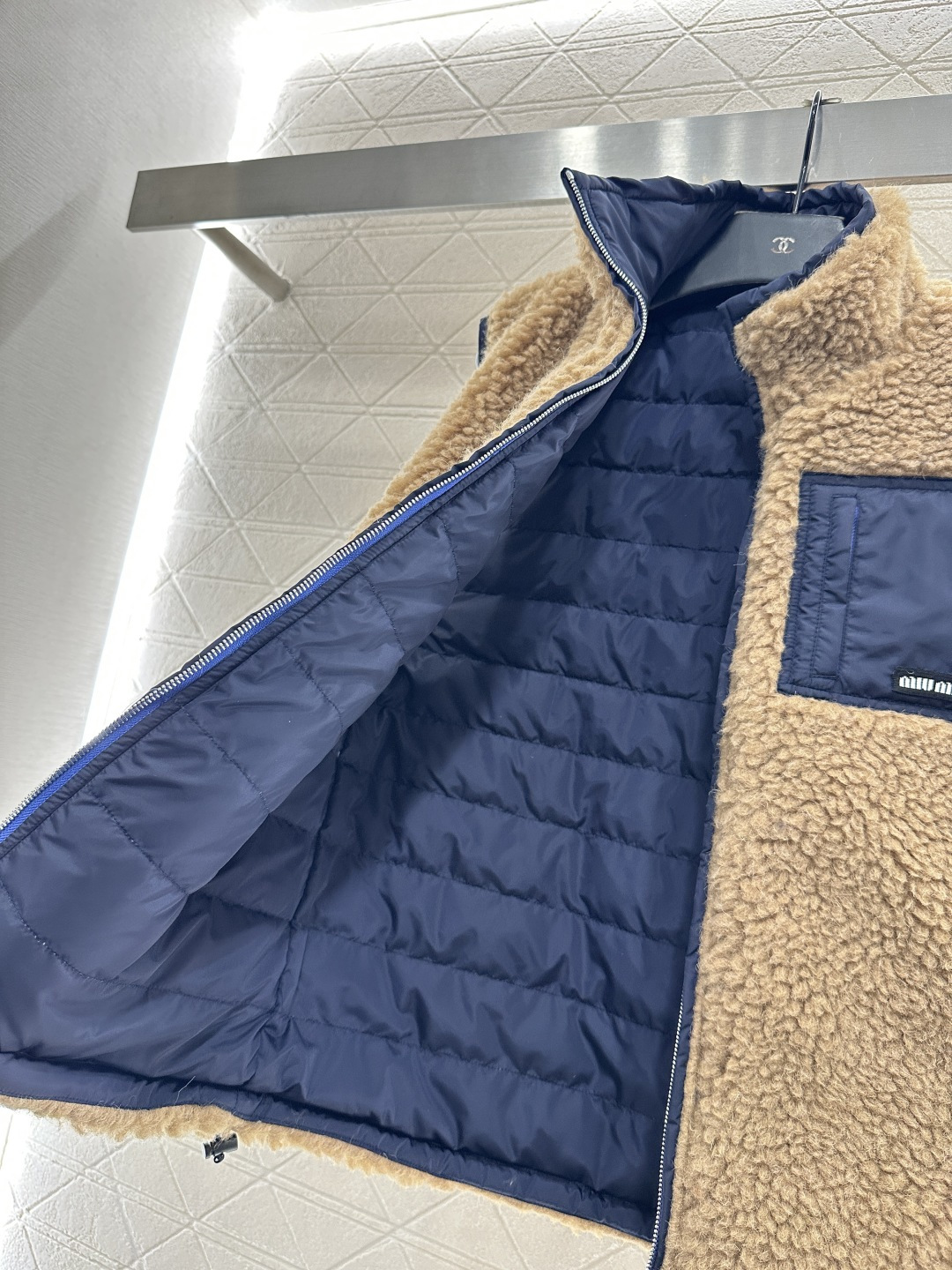 ♥Miumi♥2025新品上架 泰迪毛绒拉链羽绒马甲外层饰以立体蓬松泰迪毛绒材质，质感柔软舒适，立领拉链