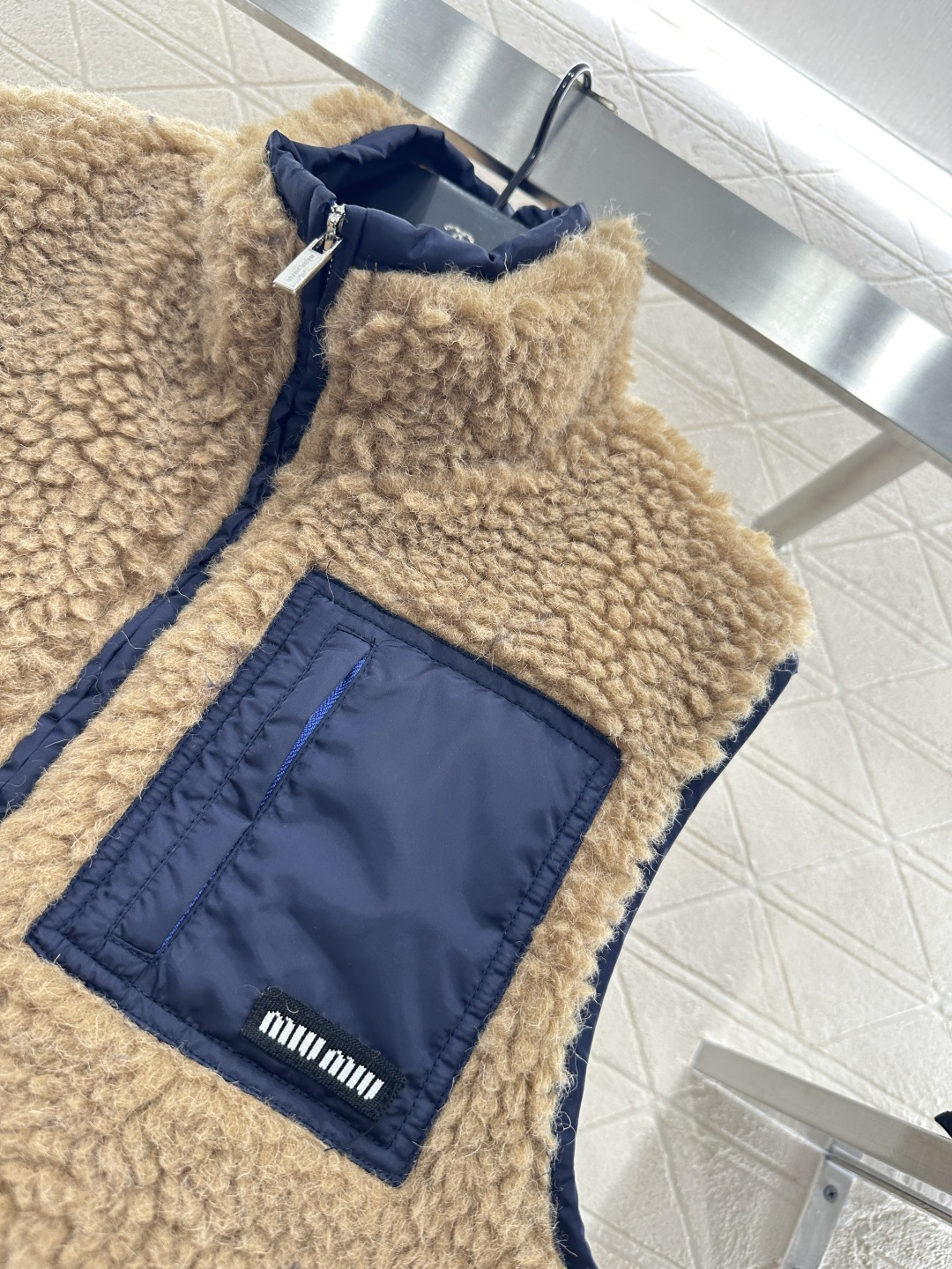 ♥Miumi♥2025新品上架 泰迪毛绒拉链羽绒马甲外层饰以立体蓬松泰迪毛绒材质，质感柔软舒适，立领拉链