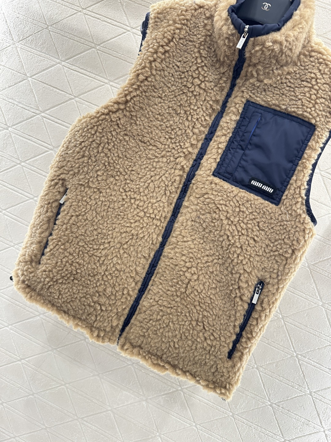 ♥Miumi♥2025新品上架 泰迪毛绒拉链羽绒马甲外层饰以立体蓬松泰迪毛绒材质，质感柔软舒适，立领拉链