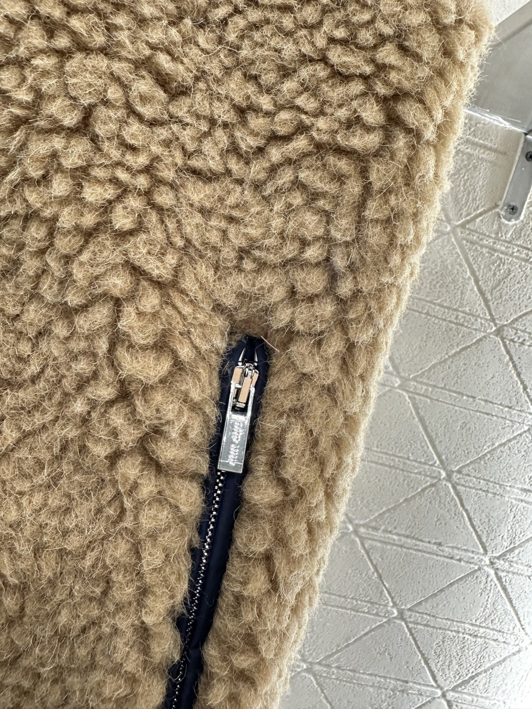 ♥Miumi♥2025新品上架 泰迪毛绒拉链羽绒马甲外层饰以立体蓬松泰迪毛绒材质，质感柔软舒适，立领拉链