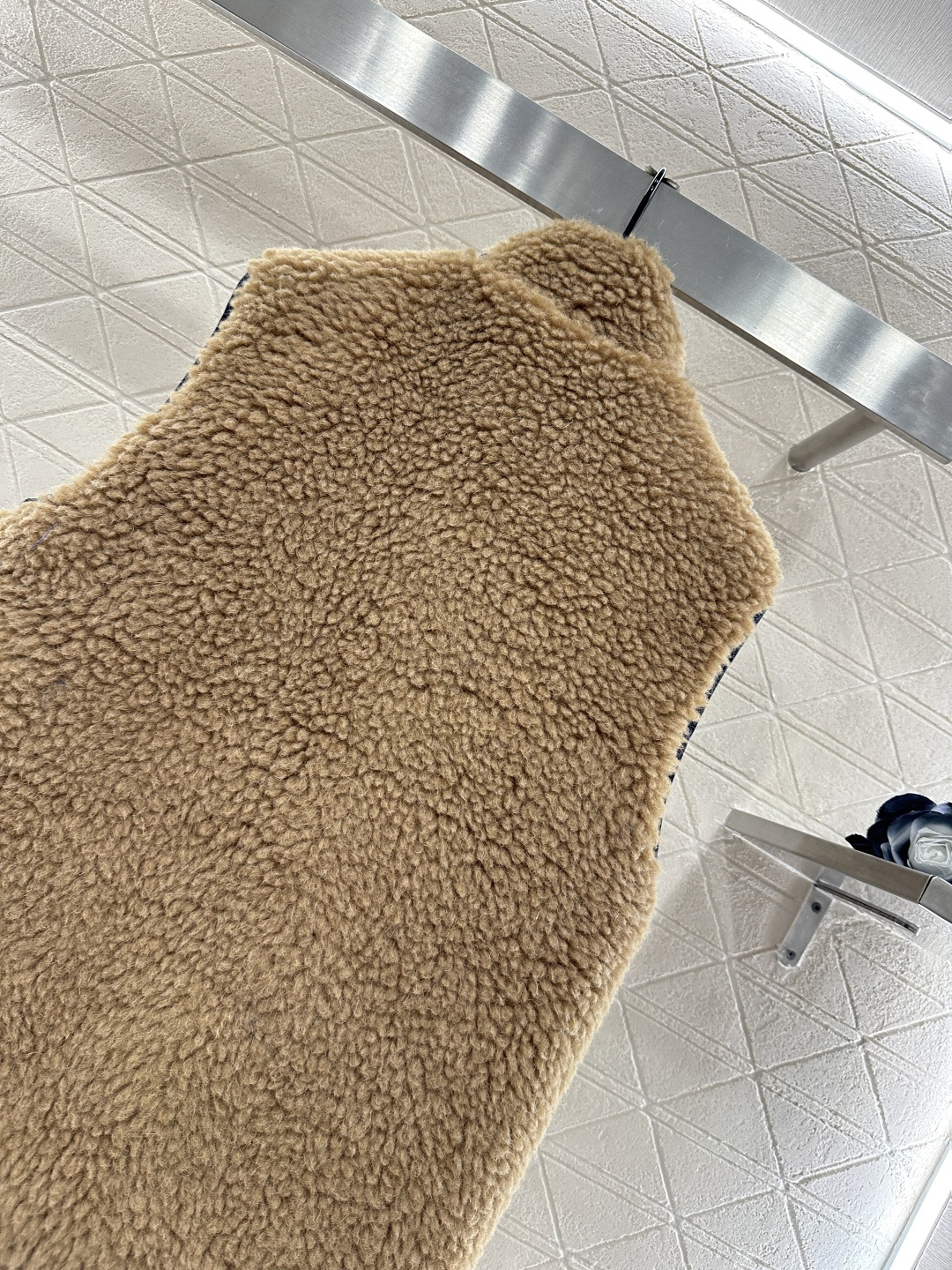 ♥Miumi♥2025新品上架 泰迪毛绒拉链羽绒马甲外层饰以立体蓬松泰迪毛绒材质，质感柔软舒适，立领拉链