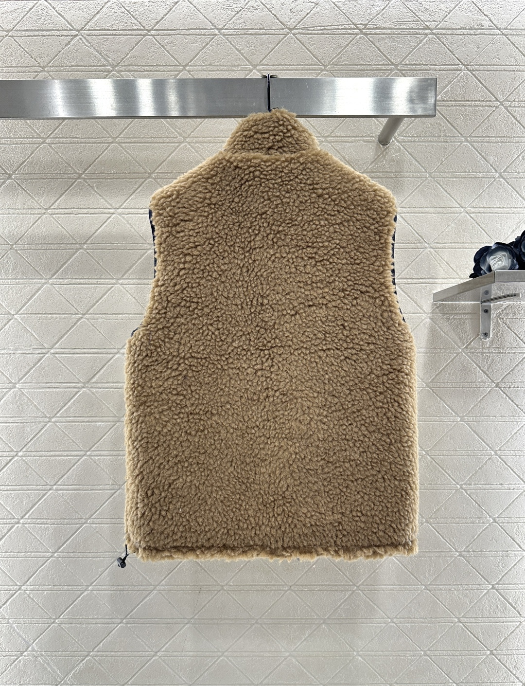 ♥Miumi♥2025新品上架 泰迪毛绒拉链羽绒马甲外层饰以立体蓬松泰迪毛绒材质，质感柔软舒适，立领拉链