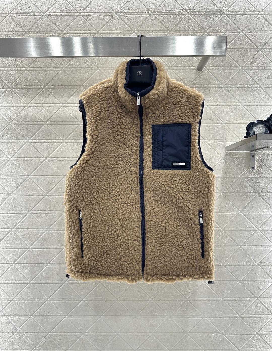 ♥Miumi♥2025新品上架 泰迪毛绒拉链羽绒马甲外层饰以立体蓬松泰迪毛绒材质，质感柔软舒适，立领拉链