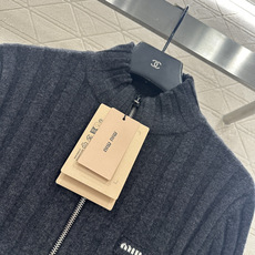 ♥Miumi*♥2025新品上架 修身针织拉链上衣定制YB羊毛纱线织造,质感高级,舒适柔软,小 ♥Miumi*♥2025新品上架 修身针织拉链上衣定制YB羊毛纱线织造,质感高级,舒适柔软,小