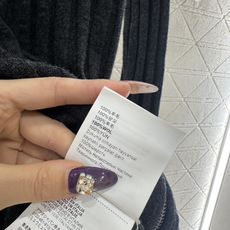 ♥Miumi*♥2025新品上架 修身针织拉链上衣定制YB羊毛纱线织造,质感高级,舒适柔软,小 ♥Miumi*♥2025新品上架 修身针织拉链上衣定制YB羊毛纱线织造,质感高级,舒适柔软,小