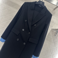 ♥Miumi*♥2025新品上架 可拆卸袖子风衣外套定制YB进口风衣材质,质感光泽,品相十足,长款翻 ♥Miumi*♥2025新品上架 可拆卸袖子风衣外套定制YB进口风衣材质,质感光泽,品相十足,长款翻