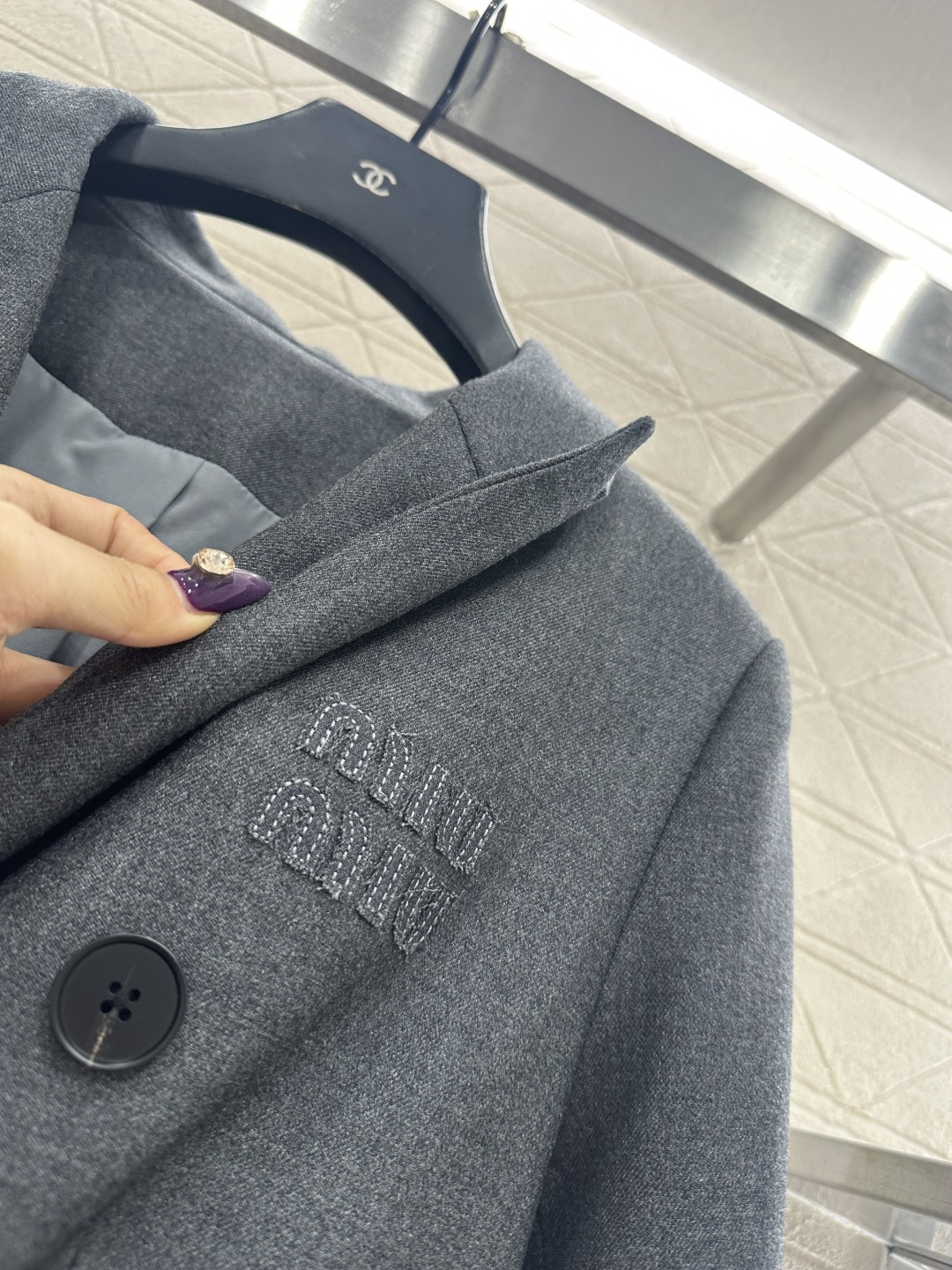 ♥Miumi*♥2025新品上架   可拆卸袖子风衣外套定制YB进口风衣材质，质感光泽，品相十足，长款翻