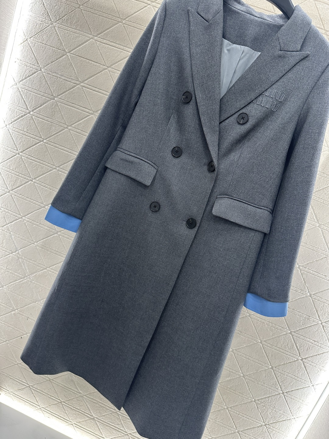 ♥Miumi*♥2025新品上架   可拆卸袖子风衣外套定制YB进口风衣材质，质感光泽，品相十足，长款翻
