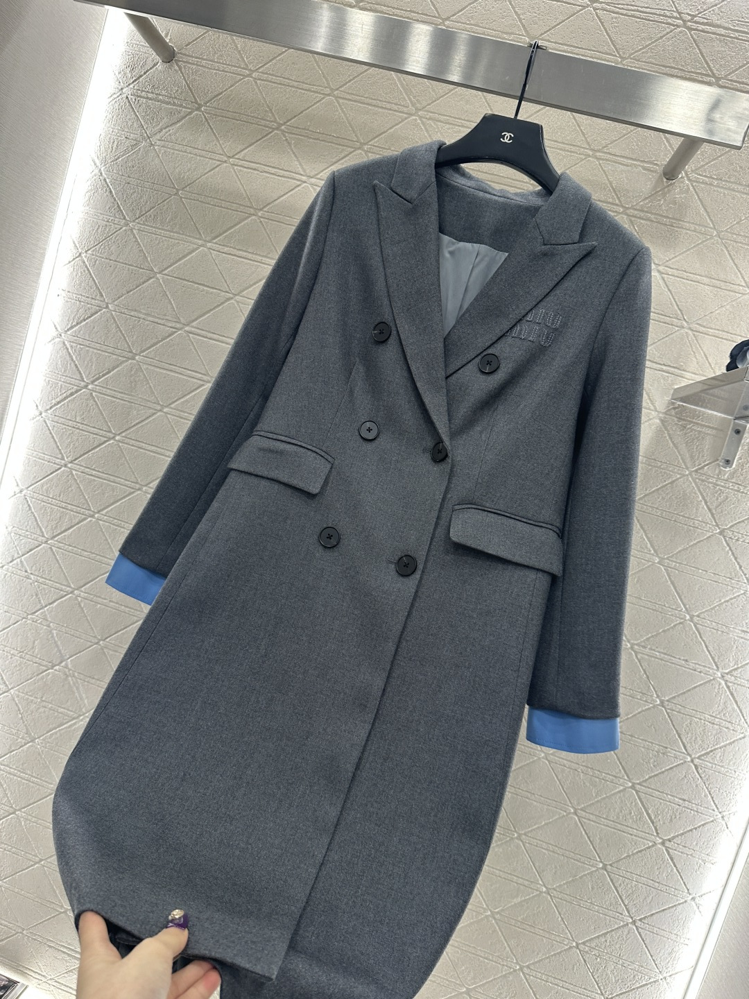 ♥Miumi*♥2025新品上架   可拆卸袖子风衣外套定制YB进口风衣材质，质感光泽，品相十足，长款翻