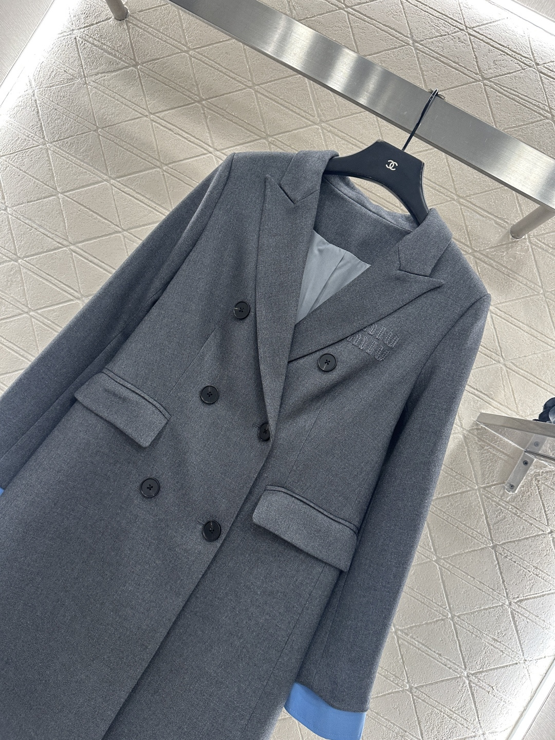 ♥Miumi*♥2025新品上架   可拆卸袖子风衣外套定制YB进口风衣材质，质感光泽，品相十足，长款翻