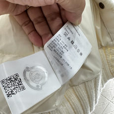 ♥Moncle♥2025新品上架 羊毛拼接针织羽绒外套通体躯干部分饰以立体蓬松泰迪羊毛材质,毛量充足 ♥Moncle♥2025新品上架 羊毛拼接针织羽绒外套通体躯干部分饰以立体蓬松泰迪羊毛材质,毛量充足