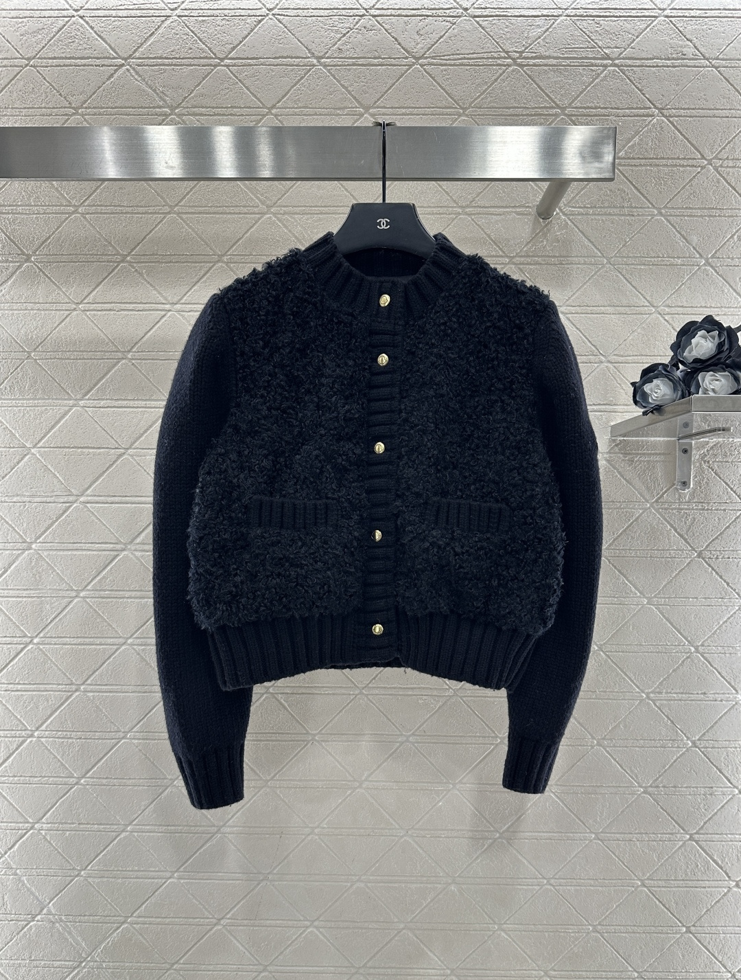 NO:636412,Moncle2025 new product is on the shelves. Wool splicing knitted down jacket. The whole torso is decorated with three-dimensional fluffy Teddy wool material. The wool volume is sufficient, the texture is soft and comfortable, the round neck buttoned placket long-sleeved down jacket is cut, and the double sleeves are spliced with wool knitted material. The thermal performance is guaranteed. It is matched with the sleeve arm badge to show the brand style. The overall silhouette is upright. It is fashionable to wear and is the first choice for waxy autumn and winter warmth. Down material: white goose down  Flushing standard: national standard 90 velvet, customized surface accessories, accurate version, high version, 2 colors, black, apricot, mouth-clothing, Moncler, jackets & coats, down jacket, alexander wang19860909Moncle2025新品上架 羊毛拼接针织羽绒外套 通体躯干部分饰以立体蓬松泰迪羊毛材质,毛量充足,质感柔软舒适,圆领纽扣开襟长袖羽绒外套剪裁,双袖拼接羊毛针织材质,保暖性能得到保障,配合袖臂徽章,尽显品牌格调,整体廓形立挺,穿搭洋气,糯糯秋冬保暖首选.冲绒物:白鹅绒 冲绒标准:国标90绒 定制面辅料 认准版本 高版本 2色 黑色 杏色,蒙口-服装,Moncler,jackets & coats,down jacket,alexander wang,Women's clothing