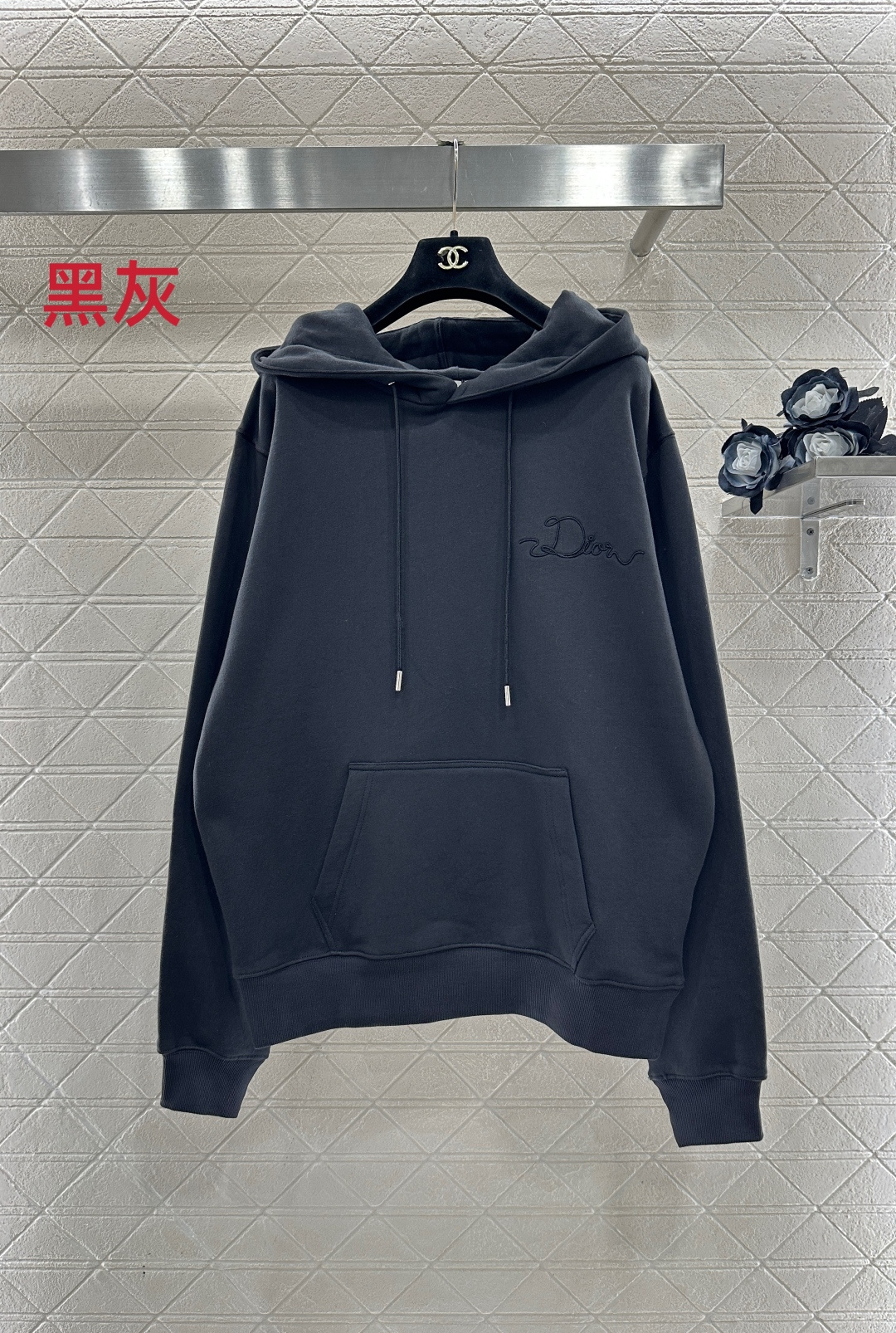NO:636404,Dio*2025 new products are on the shelves. Brushed embroidered letter hooded sweatshirt. Customized YB native cotton material, high-end texture, comfortable and easy to wear. Hooded drawstring sweatshirt version, embroidered letter logo on the chest, the same processing echoes on the back. The three-dimensional embroidered crochet makes the visual effect richer and highlights the fashionable style. The brushed loose version can be controlled by both men and women. The upper body is full of boyfriend power, playing with genderless dressing, western fashion. Customized surface accessories  Look for the correct version, high version, black and gray, Dior-clothing, dior, dior, hoodie, sweatshirts, hats, alexander wang19860909Dio*2025新品上架  磨绒刺绣字母连帽卫衣 定制YB原生全棉材质,质感高级,舒适好穿,连帽抽绳卫衣版型,胸口刺绣花体字母徽标,背后同样处理呼应,立体刺绣钩针编织让视觉效果更显丰富,彰显时尚穿搭风格,磨绒宽松版型处理,男女均可驾驭,上身满满的男友力,玩转无性别穿搭,洋气时尚.定制面辅料 认准版本 高版本 黑灰,迪奥-服装,dior,dior,hoodie,sweatshirts,hats,alexander wang,Women's clothing