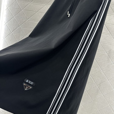 ♥Prad*♥2025新品上架 棉服外套半裙套装定制YB进口环保再生尼龙材质,质感光泽,挺括有型 ♥Prad*♥2025新品上架 棉服外套半裙套装定制YB进口环保再生尼龙材质,质感光泽,挺括有型