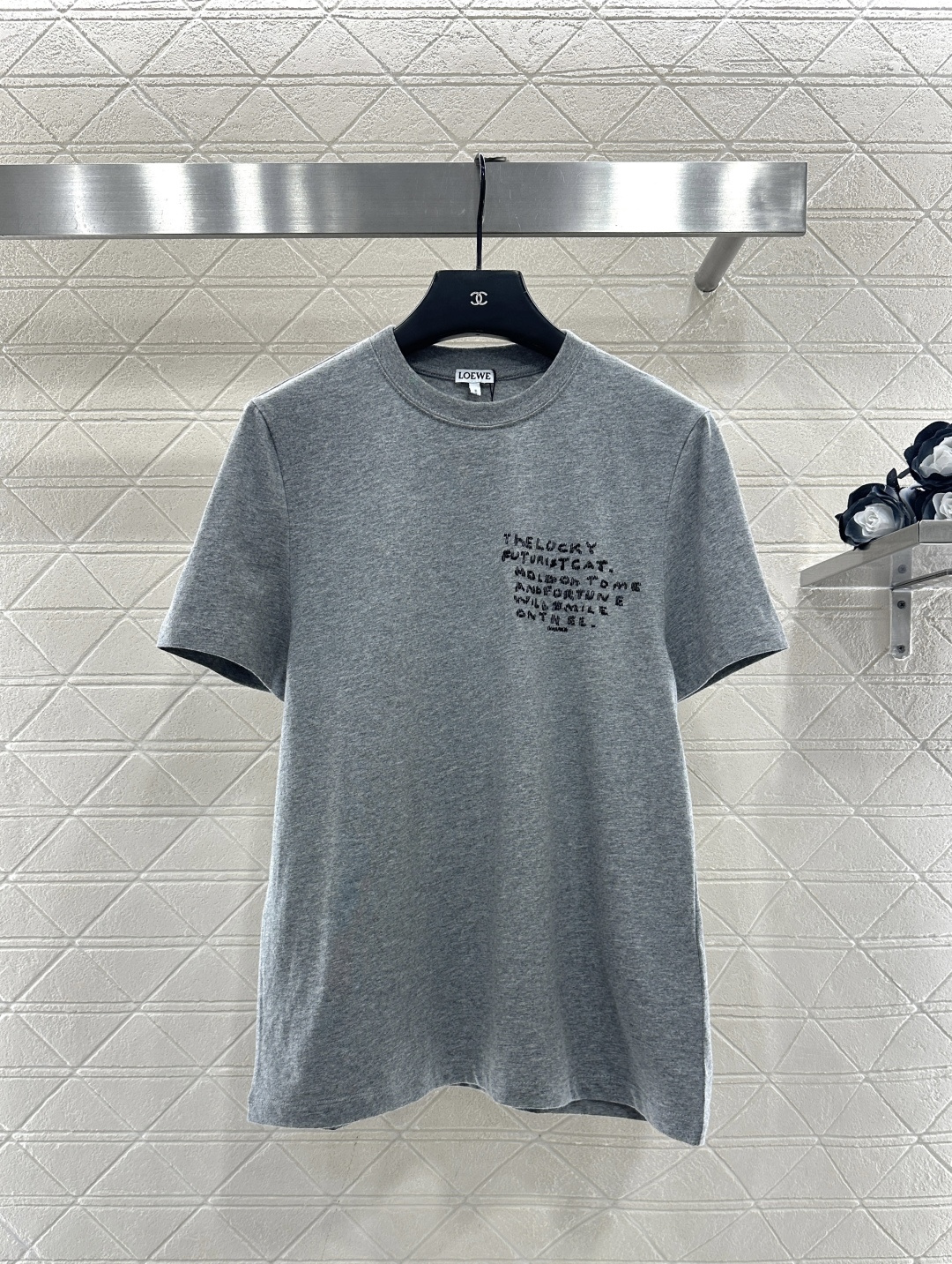 NO:636464,Loew*2025 new products are on the shelves embroidered round neck cat LoewLouis  wain co-branded series# Customized YB native cotton material, breathable and comfortable, full of texture, regular short-sleeved T-shirt cutting, YB development, the entire garment is processed with embroidery technology, restoring the letter slogan, highlighting the personality, large-area embroidery technology on the back, outlines the three-dimensional style of colorful feline cartoon avatar, strengthens the brand identity, fashionable and high-end sense, wear to reduce age and style. Customized surface accessories, look for the version, high version, Loewe-clothing, louis  vuitton,loewe,loewe,T-shirt,tees,t-shirt,alexander wang19860909Loew*2025新品上架 刺绣圆领猫咪 LoewLouis wain联名系列#定制YB原生全棉材质,透气舒适,质感十足,常规短袖T恤裁剪,YB开发,整件成衣采用刺绣工艺处理,还原出字母标语,突出个性,后背大面积刺绣工艺,勾勒出立体风格的彩色猫科动物卡通头像,加强品牌标识度,时尚高级感立现,穿搭减龄洋气.定制面辅料 认准版本 高版本,罗意威-服装,louis vuitton,loewe,loewe,T-shirt,tees，t-shirt,alexander wang,Women's clothing