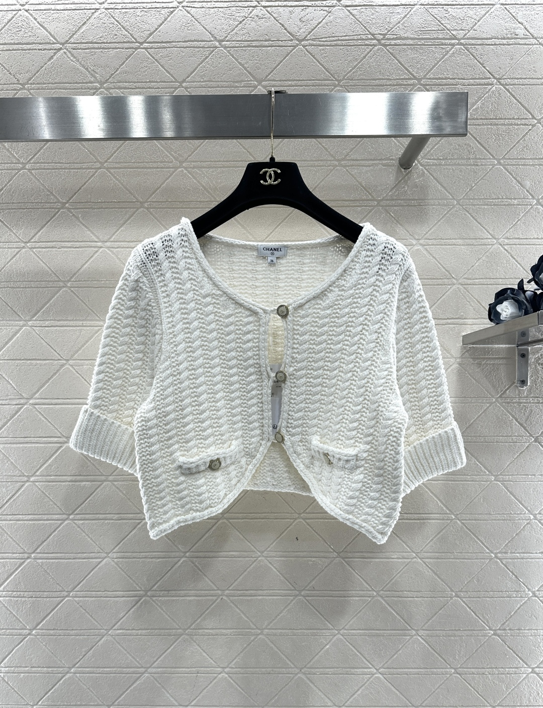 NO:636535,Chane*2025 new products are on the shelves. Short knitted short-sleeved cardigan. Customized YB cotton yarn weaving, delicate and soft, full of elasticity. Elbow-length sleeve knitted cardigan version. The whole body is crocheted with delicate vertical twist hollow texture. The folded sleeve edges and half-moon hem enrich the vision. Double C letter logo round button placket. It is cute and cute. Full of details. Elegant style with three-dimensional tailoring. It is fashionable and age-reducing. Comes with a lace dust bag  Customized surface accessories, look for the correct version, high version, black white, 2 colors 36 38 40, women's clothing, chanel, T-shirt, alexander wang19860909Chane*2025新品上架  短款针织短袖开衫 定制YB棉毛纱线织造,细腻柔软,弹力十足 ,及肘中袖针织开衫版型,通体以细腻竖排列麻花镂空纹理钩织,翻折袖边配合半月形下摆丰富视觉,双C字母徽标圆扣开襟,娇俏可爱,细节满分,优雅款式配合立体剪裁,穿搭时髦减龄.搭配系带防尘袋 定制面辅料 认准版本 高版本 黑色 白色 2色 36 38 40,女装,chanel,T-shirt,alexander wang,Women's clothing