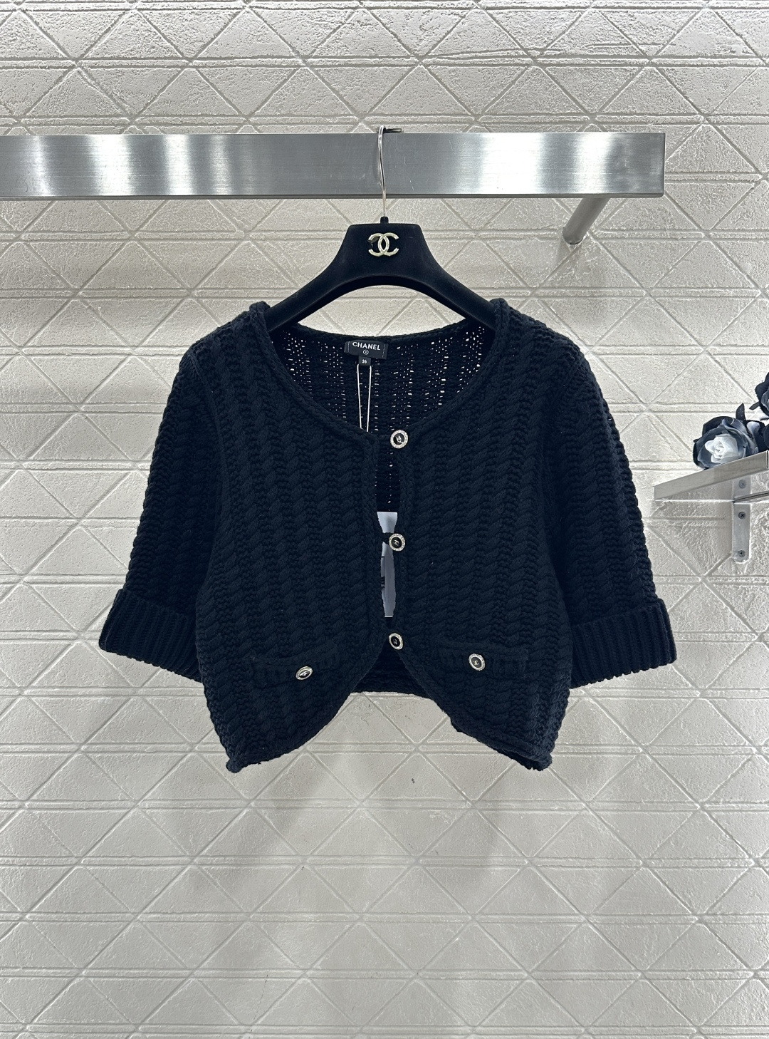 NO:636529,Chane*2025 new products are on the shelves. Short knitted short-sleeved cardigan. Customized YB cotton yarn weaving, delicate and soft, full of elasticity. Elbow-length sleeve knitted cardigan version. The whole body is crocheted with delicate vertical twist hollow texture. The folded sleeve edges and half-moon hem enrich the vision. Double C letter logo round button placket. It is cute and cute. Full of details. Elegant style with three-dimensional tailoring. It is fashionable and age-reducing. Comes with a lace dust bag  Customized surface accessories, look for the correct version, high version, black white, 2 colors 36 38 40, women's clothing, chanel, T-shirt, alexander wang19860909Chane*2025新品上架  短款针织短袖开衫 定制YB棉毛纱线织造,细腻柔软,弹力十足 ,及肘中袖针织开衫版型,通体以细腻竖排列麻花镂空纹理钩织,翻折袖边配合半月形下摆丰富视觉,双C字母徽标圆扣开襟,娇俏可爱,细节满分,优雅款式配合立体剪裁,穿搭时髦减龄.搭配系带防尘袋 定制面辅料 认准版本 高版本 黑色 白色 2色 36 38 40,女装,chanel,T-shirt,alexander wang,Women's clothing