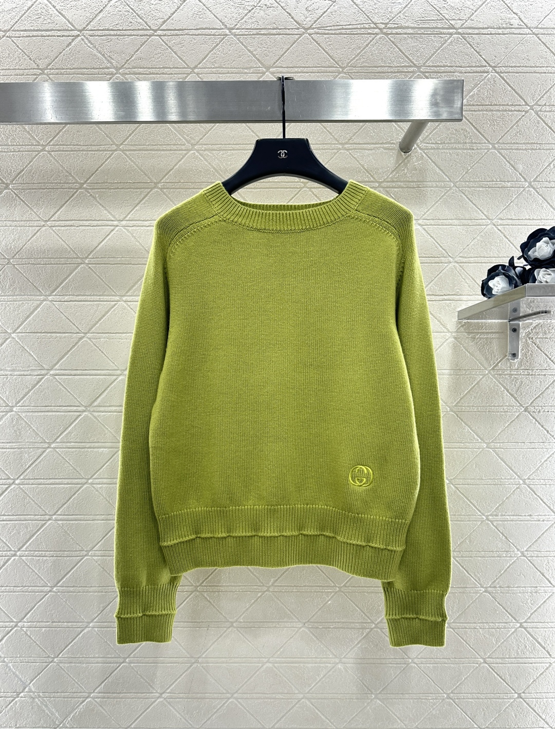 NO:636537,Gucc*2025 new products are on the shelves. Clean logo knitted pullover sweater. Customized YB wool knitting material, dense fine knitting, comfortable and skin-friendly, round neck and dropped shoulders, giving a lazy and relaxed feeling. The leader hem is tightened with threads, full of elasticity and comfortable to wear. Double G letter logo crochet decoration on one side of the hem. Double pit hemming echoes the cuffs. Rich design layering. Loose fit. Tolerant of the figure. Fashionable wearing atmosphere. Customized surface accessories. Look for the version.  High version 2 colors, Gucci-clothing, gucci, gucci, sweaters, alexander wang19860909Gucc*2025新品上架 净版徽标针织套头毛衣 定制YB羊毛针织材质,密度细针织造,舒适亲肤,圆领落肩剪裁,穿出慵懒松弛感,领袖口衣摆螺纹收紧,弹性十足穿着舒适,下摆单侧双G字母徽标钩花装饰,双重坑条包边与袖口呼应,丰富设计层次感,宽松版型,包容身材,穿搭氛围时髦.定制面辅料 认准版本 高版本 2色,古驰-服装,gucci,gucci,sweaters,alexander wang,Women's clothing