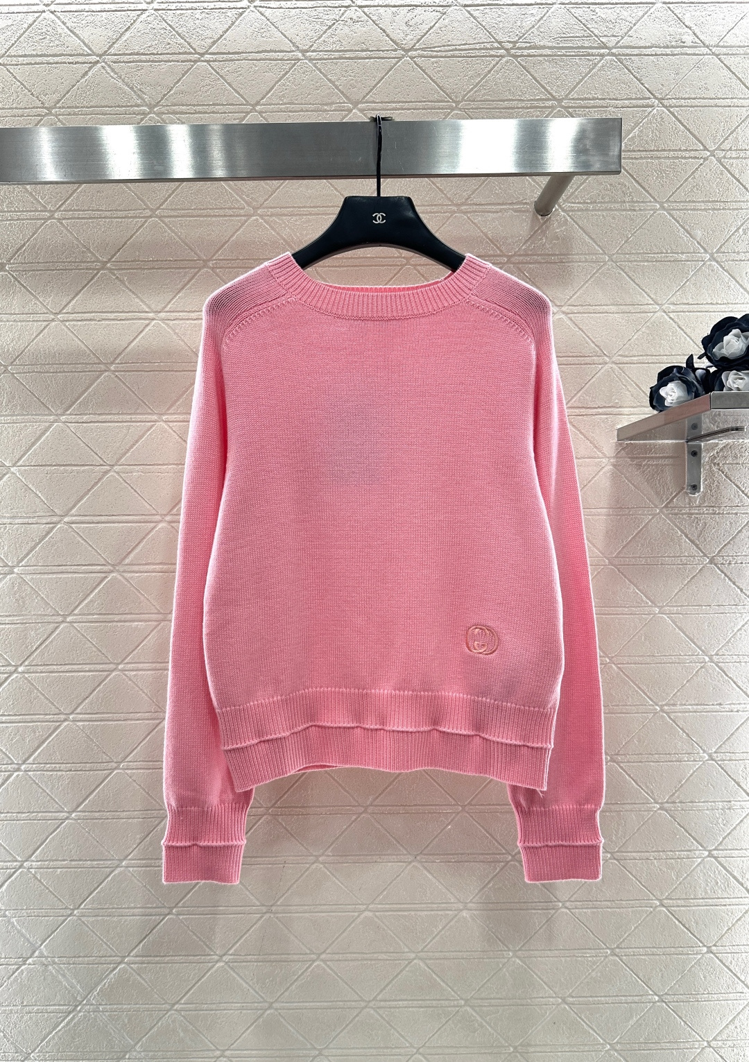 NO:636543,Gucc*2025 new products are on the shelves. Clean logo knitted pullover sweater. Customized YB wool knitting material, dense fine knitting, comfortable and skin-friendly, round neck and dropped shoulders, giving a lazy and relaxed feeling. The leader hem is tightened with threads, full of elasticity and comfortable to wear. Double G letter logo crochet decoration on one side of the hem. Double pit hemming echoes the cuffs. Rich design layering. Loose fit. Tolerant of the figure. Fashionable wearing atmosphere. Customized surface accessories. Look for the version.  High version 2 colors, Gucci-clothing, gucci, gucci, sweaters, alexander wang19860909Gucc*2025新品上架 净版徽标针织套头毛衣 定制YB羊毛针织材质,密度细针织造,舒适亲肤,圆领落肩剪裁,穿出慵懒松弛感,领袖口衣摆螺纹收紧,弹性十足穿着舒适,下摆单侧双G字母徽标钩花装饰,双重坑条包边与袖口呼应,丰富设计层次感,宽松版型,包容身材,穿搭氛围时髦.定制面辅料 认准版本 高版本 2色,古驰-服装,gucci,gucci,sweaters,alexander wang,Women's clothing