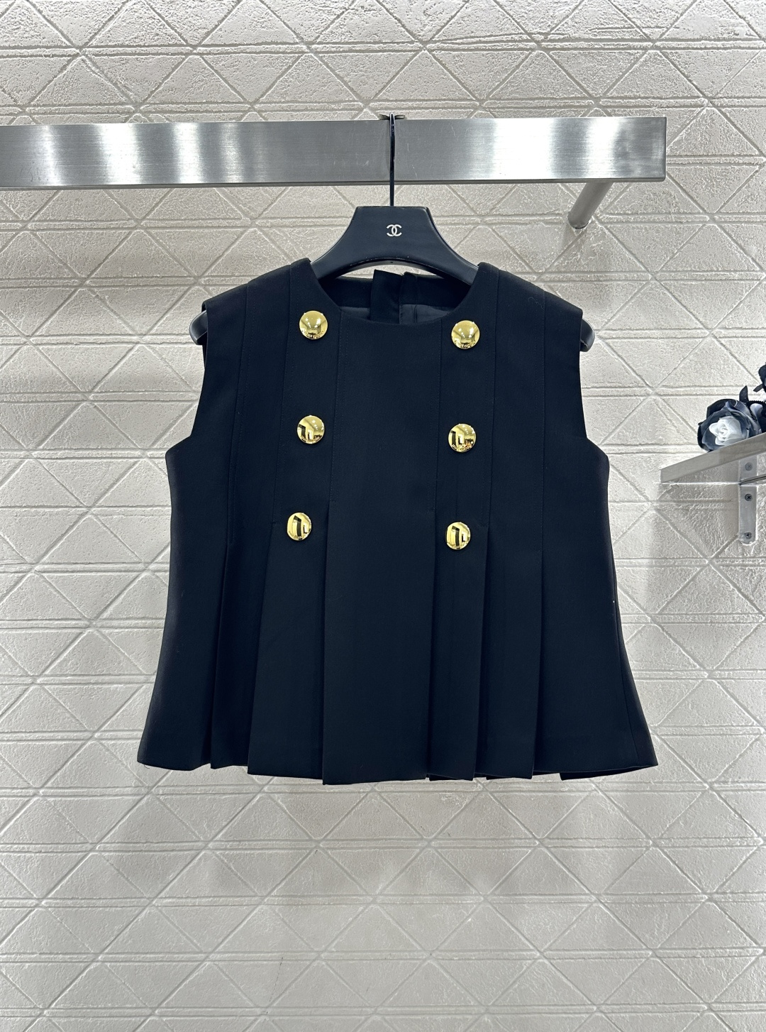 NO:636518,Louis vuitto2025 new products are on the shelves, pleated vest and pleated skirt suit  Customized YB imported fine imitation wool material, glossy texture, smooth and comfortable, round neck double-breasted buttoned vest, gold buttons and black body color to form a collision decoration, chest and waist three-dimensional tailoring, neat pleats at the hem, modified waist and abdomen curves, fully embodying female beauty, paired with the same zipper skirt, ruffles echoing up and down, moderate length, elongating the proportion of the legs, showing a high and foreign style, the complete set is more brand fashion style. Customized surface accessories Look for version High version Black  vest,Louis Vuitton-clothing,louis vuitton,louis vuitton,skirts,alexander wang19860909Louis vuitto2025新品上架 压褶背心百褶半裙套装 定制YB进口精仿羊毛材质,质感光泽,垂顺舒适,圆领双排襟扣背心剪裁,金色襟扣与大身黑底素色形成碰撞装饰,胸腰立体剪裁,下摆利落压褶,修饰腰腹曲线,充分体现女性美感,搭配同款拉链半身短裙,百褶边上下呼应,长度适中,拉长腿部比例,显高洋气,成套搭配更具品牌时尚风范.定制面辅料 认准版本 高版本 黑色 背心,路易威登-服装,louis vuitton,louis vuitton,skirts,alexander wang,Women's clothing