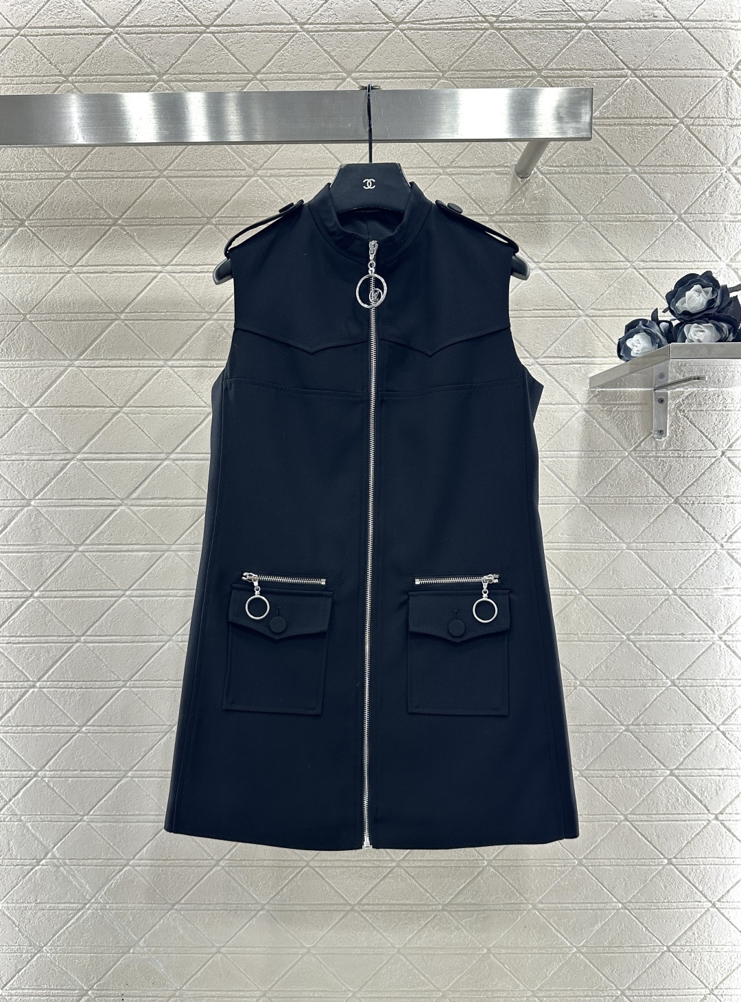 NO:636524,Louis vuitto*2025 new arrivals zipper vest dress  Customized YB fine imitation wool material, comfortable texture, full drape, zipper vest dress cut, shoulder buckle embellishment, highlighting the wearable atmosphere, ready-to-wear micro-A zipper placket, chain buckle decorated with hollow letter logo, details enhance sophistication, freely adjustable elastic slits for easier putting on and taking off, with waist zipper flap pockets, adding a sense of design, low-key modified lines to highlight the tonality, high-end and relaxed wear. Customized surface accessories Look for the version High version -  black,louis vuitton-clothing,louis vuitton,louis vuitton,skirts,alexander wang19860909Louis vuitto*2025新品上架 拉链背心裙 定制YB精仿羊毛材质,质感舒适,垂顺十足,拉链背心裙剪裁,肩膀带扣装点,凸显穿搭感氛围,成衣微A拉链开襟,链扣以镂空字母徽标装点,细节提升精致度,随意调节松紧开衩更方便穿脱,配合腰间拉链翻盖口袋,增添设计感,修饰线条低调彰显调性,穿搭高级松弛.定制面辅料 认准版本 高版本 - 黑色,路易威登-服装,louis vuitton,louis vuitton,skirts,alexander wang,Women's clothing