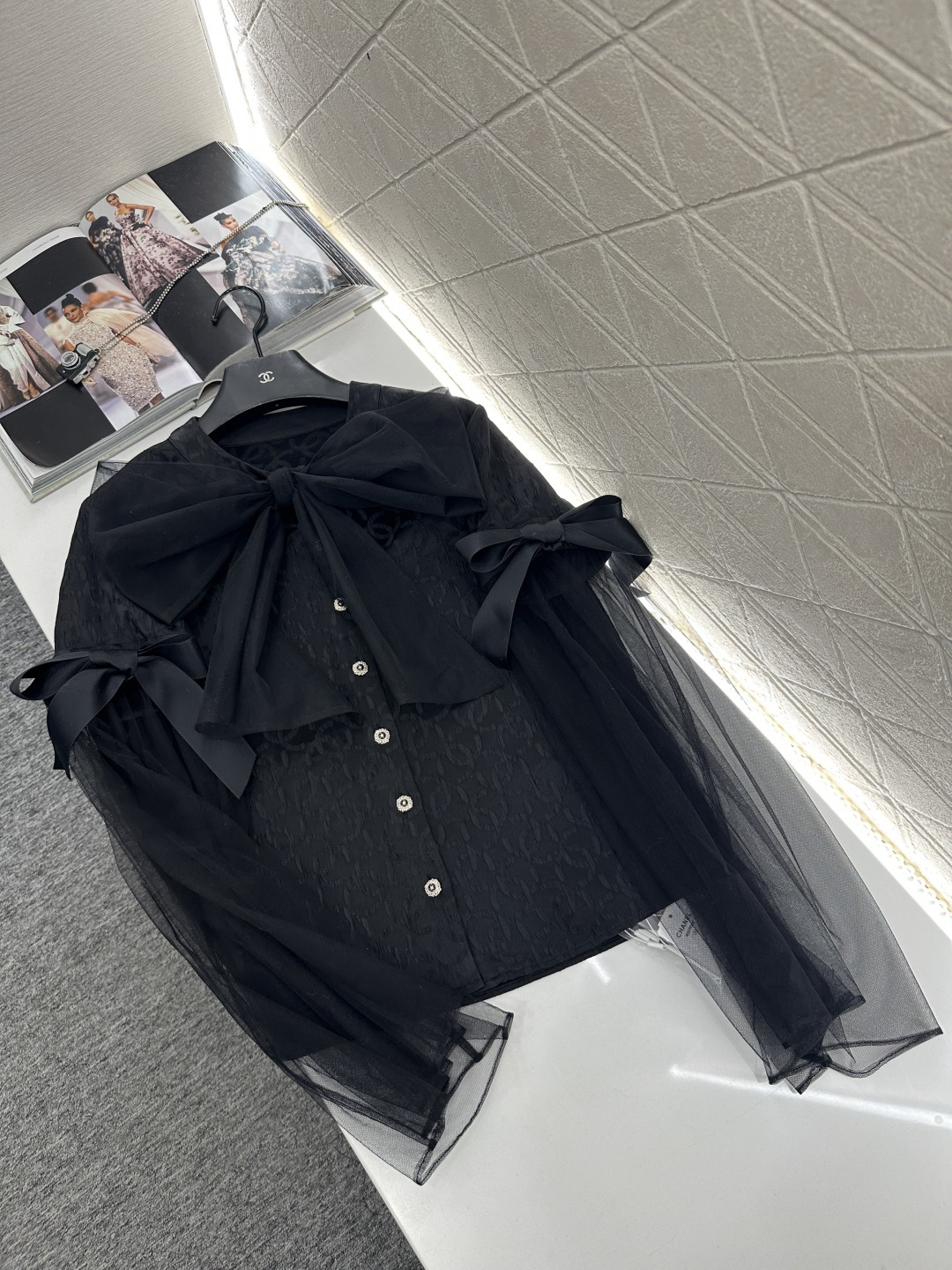 NO:636541,Chane*2025 new arrivals bow lace pleated shirt  Customized YB imported material, clear texture, elegant temperament, round neck long-sleeved shirt design, large body and torso covered with double C dark pattern jacquard, quiet temperament, three-dimensional large bow decoration on the neckline, gorgeous and eye-catching design sense, echoing the ribbon bows on both sleeves, cuffs  The hem is slightly see-through tulle, looming to add a sense of lightness, the pleat layering process adds a European-style palace luxury atmosphere, the neat tailoring details highlight the texture, the large plain color is versatile and not picky, and can be easily adapted to other items, and can be worn for daily casual commuting without going wrong. Customized fabrics and accessories  Look for the correct version, high version, black 36 38 40, women's clothing, chanel, shirts, alexander wang19860909Chane*2025新品上架 蝴蝶结花边皱褶衬衫 定制YB进口材质,质感清透,飘逸气质,圆领长袖衬衫设计,大身躯干满铺双C暗纹提花,气质恬静,领口立体大蝴蝶结装饰,华丽亮眼突出设计感,与两袖丝带蝴蝶结相呼应,袖口下摆微透薄纱,若隐若现增加轻盈感,褶皱层叠处理更添欧式的宫廷华贵气息,利落剪裁细节彰显质感,大身素色百搭不挑人,轻松适配其他单品,日常休闲通勤穿着不出错.定制面辅料 认准版本 高版本 黑色 36 38 40,女装,chanel,shirts,alexander wang,Women's clothing