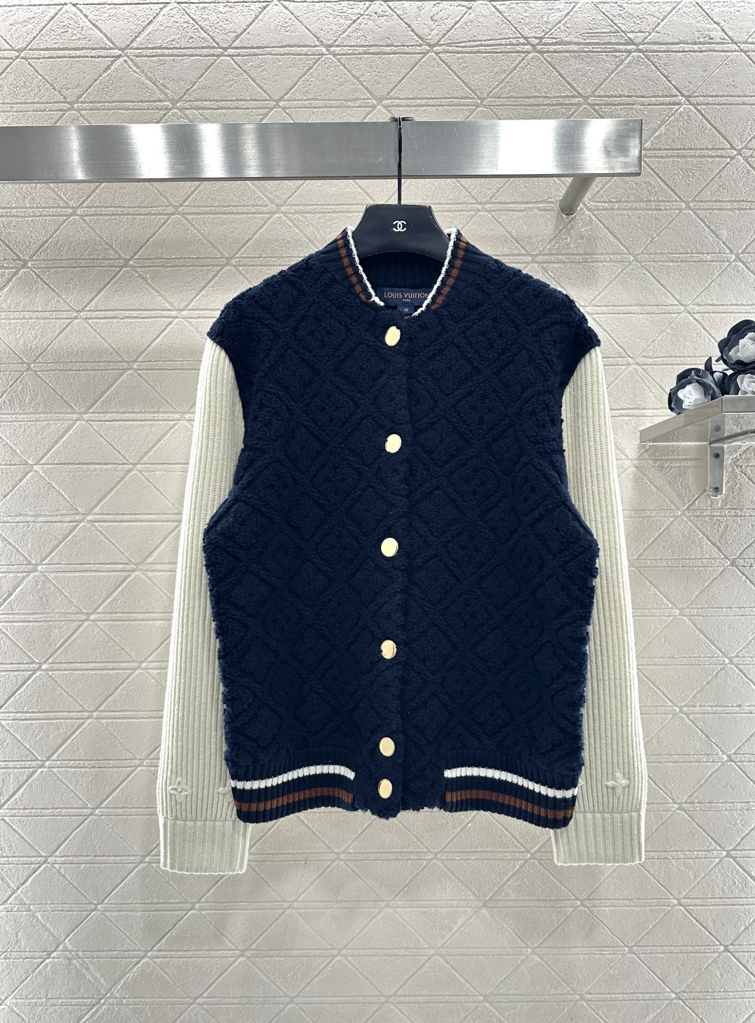 NO:636536,Louis Vuitto*2025 new products are on the shelves jacquard knitted contrasting patchwork jacket  Ski Series # Customized YB cashmere wool yarn weaving, jacquard processing, showing a three-dimensional concave and convex shape, round neck baseball jacket style knitted sweater jacket version, ready-to-wear round button placket, hem and neckline echo, torso covered with navy blue jacquard, narrowed by striped pit strips, both sleeves spliced with white vertical pit strip texture, forming a double collision of color and texture, cuff logo echoes the back collar, highlighting the style, the overall shape is advanced and casual, creating a brand fashionable style. Customized surface accessories  Look for the correct version. High version. Navy blue,Louis Vuitton-clothing,louis vuitton,louis vuitton,jackets & coats,jackets & coats,sweaters,alexander wang19860909Louis Vuitto*2025新品上架 提花针织撞色拼接外套 滑雪系列#定制YB羊绒羊毛纱线织造,提花工艺处理,呈现立体凹凸造型,圆领棒球夹克式针织毛衣外套版型,成衣圆扣开襟,下摆和领口呼应,躯干藏蓝色提花满铺,以条纹坑条螺纹包边收窄,两袖拼接白色竖坑条纹理,形成色彩和肌理双重碰撞,袖口徽标与后领呼应,凸显格调,整体造型高级休闲,打造品牌时髦风格.定制面辅料 认准版本 高版本 藏蓝色,路易威登-服装,louis vuitton,louis vuitton,jackets & coats,jackets & coats,sweaters,alexander wang,Women's clothing