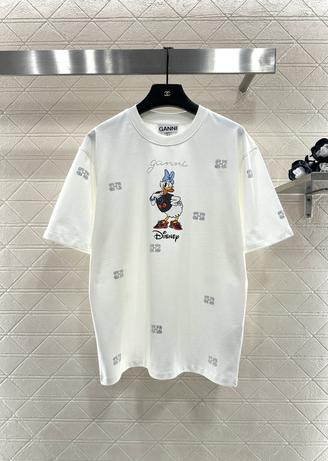 NO:636523,Gann*2025 new product is on the shelves. Round neck hot diamond Daisy. Customized YB original cotton material, breathable and comfortable, full of texture. Loose short-sleeved T-shirt cut, showing a casual and fashionable dressing effect. The printing color restoration process is used on the chest to outline the Disney Donald Duck Girlfriend Daisy pattern. It is decorated with distributed letters and hot diamonds to strengthen the brand identity. The sense of fashion and high-end is immediately apparent. It creates a personalized style, a tool for age reduction, and is stylish when worn alone. Customized surface accessories Look for the version  High version 2 colors, women's clothing, T-shirt, tees, t-shirt, alexander wang19860909Gann*2025新品上架 圆领烫钻黛丝 定制YB原生全棉材质,透气舒适,质感十足,宽松短袖T恤裁剪,呈现休闲时尚穿搭效果,胸前利用印花色彩还原工艺,勾勒出迪士尼唐老鸭女友黛丝图案,配合分布的字母烫钻装饰,加强品牌标识度,时尚高级感立现,打造个性风格,减龄利器,单穿内搭都出彩时髦.定制面辅料 认准版本 高版本 2色,女装,T-shirt,tees，t-shirt,alexander wang,Women's clothing