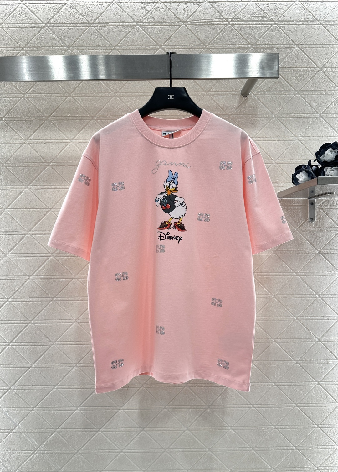 NO:636517,Gann*2025 new product is on the shelves. Round neck hot diamond Daisy. Customized YB original cotton material, breathable and comfortable, full of texture. Loose short-sleeved T-shirt cut, showing a casual and fashionable dressing effect. The printing color restoration process is used on the chest to outline the Disney Donald Duck Girlfriend Daisy pattern. It is decorated with distributed letters and hot diamonds to strengthen the brand identity. The sense of fashion and high-end is immediately apparent. It creates a personalized style, a tool for age reduction, and is stylish when worn alone. Customized surface accessories Look for the version  High version 2 colors, women's clothing, T-shirt, tees, t-shirt, alexander wang19860909Gann*2025新品上架 圆领烫钻黛丝 定制YB原生全棉材质,透气舒适,质感十足,宽松短袖T恤裁剪,呈现休闲时尚穿搭效果,胸前利用印花色彩还原工艺,勾勒出迪士尼唐老鸭女友黛丝图案,配合分布的字母烫钻装饰,加强品牌标识度,时尚高级感立现,打造个性风格,减龄利器,单穿内搭都出彩时髦.定制面辅料 认准版本 高版本 2色,女装,T-shirt,tees，t-shirt,alexander wang,Women's clothing