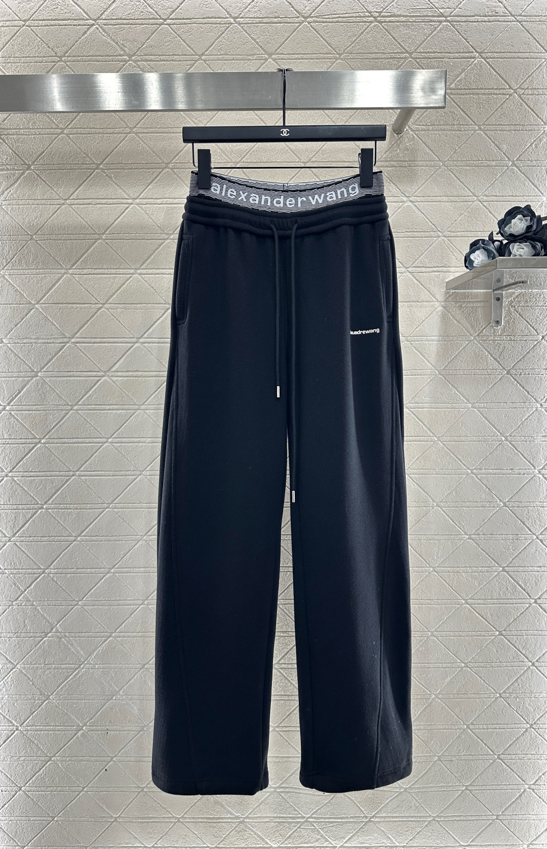NO:636504,Alexander wan*2025 new arrivals, brushed drawstring wide-leg straight trousers  Customized YB imported nylon material, the fabric is soft and comfortable, draped and stylish, high-waisted drawstring wide-leg trousers version, using close-fitting elastic elastic webbing to decorate the waist, with the contrast of dark and light colors of the letter logo, echoing the waist embroidery, creating a relaxed look  Western style, the brand style instantly improves, easy to control, three-dimensional cutting accommodates and modifies the leg shape, showing style, wearing full of high street fashion style, brushed short velvet lining, a pair of versatile trousers for every season, suitable for daily vacation and dating. Customized fabrics and accessories  Look for the correct version, high version, black, Alexander Wang-clothing, alexander wang, alexander wang19860909Alexander wan*2025新品上架  磨绒抽绳阔腿直筒长裤 定制YB进口锦纶材质,面料柔挺舒适,垂顺有型,高腰抽绳阔腿长裤版型,利用贴身弹力松紧织带装点腰身处,配合字母徽标深浅色碰撞,与腰挎刺绣呼应,打造出松弛洋气风格,品牌格调瞬间提升,轻松驾驭,立体裁剪包容修饰腿型,彰显格调,穿出满满的高街时髦风格,内里磨毛短绒,一条换季百搭长裤,度假约会日常.定制面辅料 认准版本 高版本 黑色,亚历山大王-服装,alexander wang,alexander wang,Women's clothing