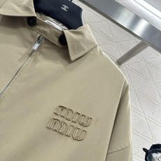 ♥Miumi*♥2025新品上架 内里泰迪绒拉链夹克外套定制YB斜纹全棉材质,质感细腻,垂顺舒适, ♥Miumi*♥2025新品上架 内里泰迪绒拉链夹克外套定制YB斜纹全棉材质,质感细腻,垂顺舒适,