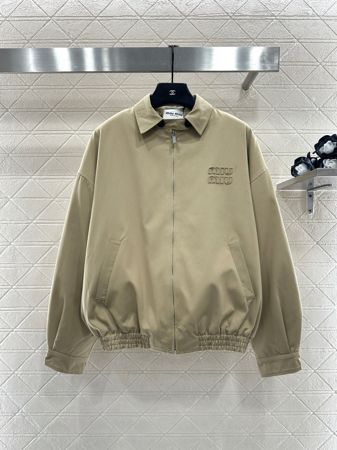 NO:636502,Miumi*2025 new products are on the shelves. Teddy velvet lined zipper jacket  Customized YB twill cotton material, fine texture, smooth and comfortable, lapel zipper jacket, full of casual workwear feel, the front hem pleats are narrowed to form a puffy hemming effect, the collar buckle can be fixed to stand up the collar for warmth, showing the trend positioning, the letter logo decoration on the chest highlights the brand style, fashionable and western style. The lining is treated with teddy velvet, with sufficient wool and soft feel, a must-have item for keeping warm in autumn and winter, and the appearance is more fashionable. Customized surface accessories, look for the version  high version,miumiu-clothing,miumiu,jackets & coats,jackets & coats,alexander wang19860909Miumi*2025新品上架 内里泰迪绒拉链夹克外套 定制YB斜纹全棉材质,质感细腻,垂顺舒适,翻领拉链夹克外套,工装休闲感十足,正面下摆褶皱收窄形成蓬蓬包边效果,领口带扣固定可立领保暖,尽显潮流定位,胸前字母徽标装饰,凸显品牌格调,时髦且洋气.内里泰迪绒处理,毛量充足手感柔软,秋冬换季保暖必备单品,外观不显更具时尚.定制面辅料 认准版本 高版本,缪缪-服装,miumiu,jackets & coats,jackets & coats,alexander wang,Women's clothing