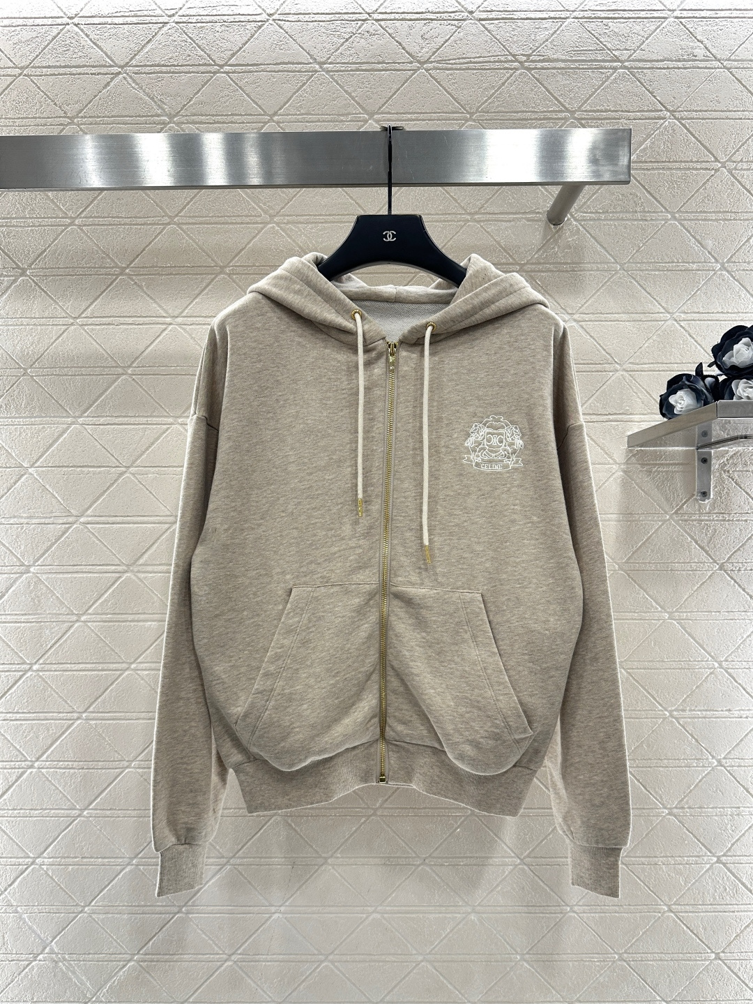 NO:636500,Celin*2025 new products are on the shelves. Hooded zipper jacket. Customized YB imported cotton material, glossy texture, comfortable and warm. The hooded zipper jacket version is embroidered to create the iconic Arc de Triomphe letter logo, embellished on the chest, highlighting the brand style. The thickness is moderate to ensure warmth in autumn and winter. It can be layered in autumn and winter. Fashionable and stylish, hooded loose-fitting cut, double pockets, full of relaxation. Customized surface accessories. Look for the version.  high version,celine-clothing,celine,celine,jackets & coats,hats,alexander wang19860909Celin*2025新品上架  连帽拉链外套 定制YB进口棉毛材质,质感光泽,舒适保暖,连帽拉链外套版型,以刺绣工艺打造标志性凯旋门字母徽标,点缀在胸前,彰显品牌格调,厚度适中确保秋冬保暖性能,秋冬叠穿 时尚有型,连帽宽松版型剪裁,双插兜口袋,松弛感满满.定制面辅料 认准版本 高版本,赛琳-服装,celine,celine,jackets & coats,hats,alexander wang,Women's clothing