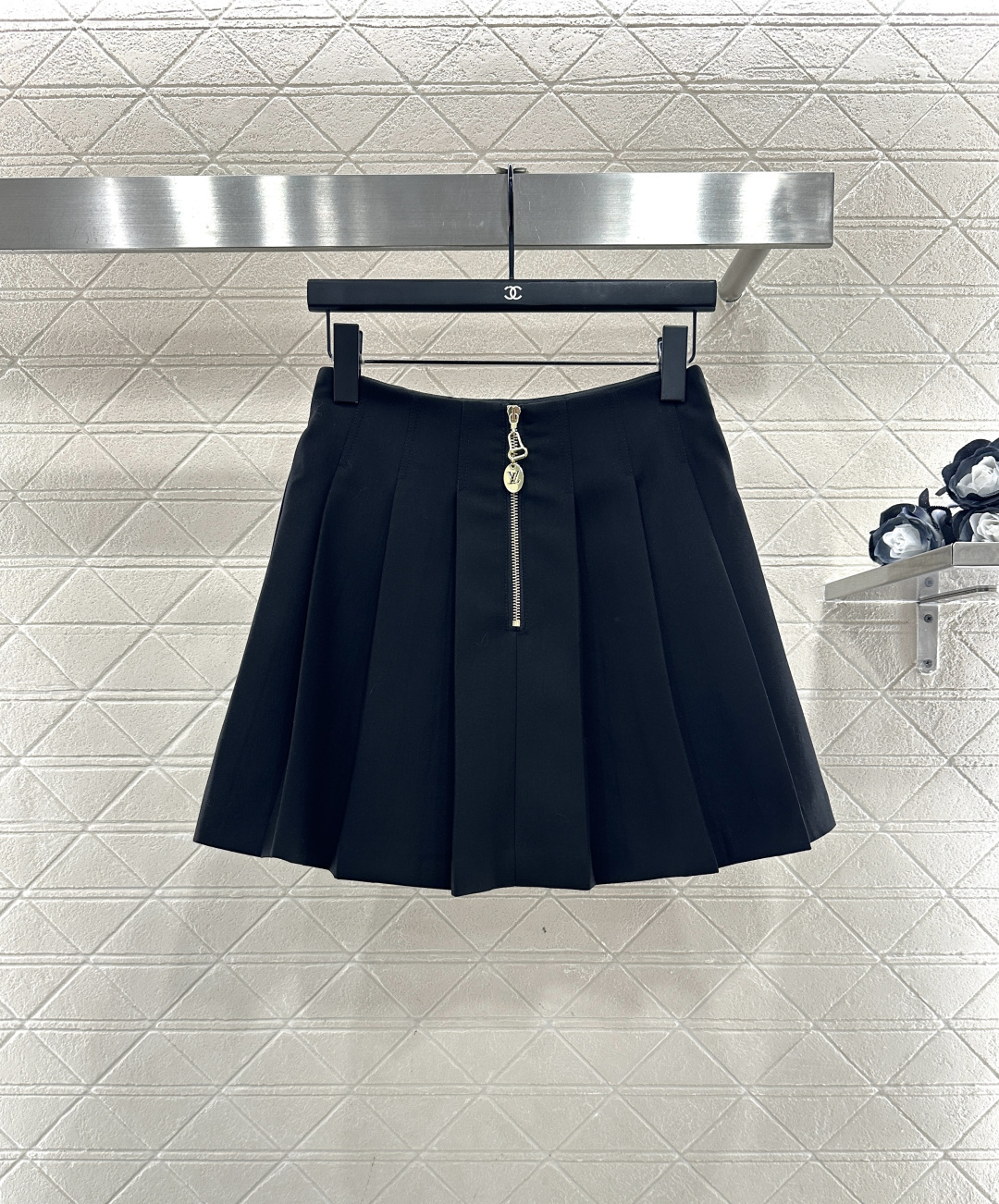 NO:636515,Louis vuitto2025 new products are on the shelves, pleated vest and pleated skirt suit  Customized YB imported fine imitation wool material, glossy texture, smooth and comfortable, round neck double-breasted buttoned vest, gold buttons and black body color to form a collision decoration, chest and waist three-dimensional tailoring, neat pleats at the hem, modified waist and abdomen curves, fully embodying female beauty, paired with the same zipper skirt, ruffles echoing up and down, moderate length, elongating the proportion of the legs, showing a high and foreign style, the complete set is more brand fashion style. Customized surface accessories Look for version High version Black  skirt,Louis Vuitton-clothing,louis vuitton,louis vuitton,skirts,alexander wang19860909Louis vuitto2025新品上架 压褶背心百褶半裙套装 定制YB进口精仿羊毛材质,质感光泽,垂顺舒适,圆领双排襟扣背心剪裁,金色襟扣与大身黑底素色形成碰撞装饰,胸腰立体剪裁,下摆利落压褶,修饰腰腹曲线,充分体现女性美感,搭配同款拉链半身短裙,百褶边上下呼应,长度适中,拉长腿部比例,显高洋气,成套搭配更具品牌时尚风范.定制面辅料 认准版本 高版本 黑色 半裙,路易威登-服装,louis vuitton,louis vuitton,skirts,alexander wang,Women's clothing