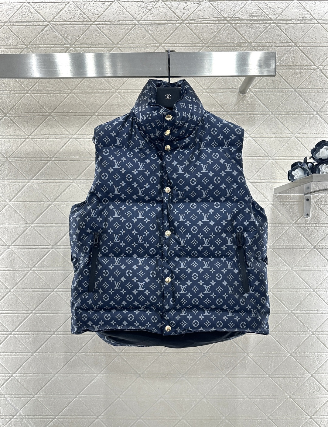 NO:636440,Louis vuitto*2025 new products are on the shelves, stand-up collar jacquard down vest, customized YB imported jacquard material, down cotton filling lining, the whole piece is light and warm, stand-up collar cardigan vest, warm and not bulky, more wearable, all-over jacquard dark pattern four-leaf clover logo letter pattern, spliced zipper pockets, rectangular strip embossing, rich and diverse fashion, first choice for autumn and winter layering, high-end style. Customized surface accessories Look for the version  High version 2 colors,Louis Vuitton-clothing,louis vuitton,louis vuitton,down jacket,alexander wang19860909Louis vuitto*2025新品上架 立领提花羽绒马甲 定制YB进口提花材质,羽绒棉填充内里,整件轻盈保暖,立领开襟马甲,暖和不显臃肿,穿搭性更强,通体提花暗纹四叶草徽标字母图案,拼接拉链口袋,长方条形压纹,层次丰富多样时尚,秋冬叠穿首选,高级洋气.定制面辅料 认准版本 高版本 2色,路易威登-服装,louis vuitton,louis vuitton,down jacket,alexander wang,Women's clothing