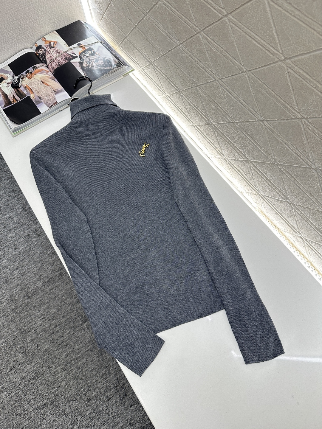 NO:636447,Saint Lauren*2025 new products are on the shelves. High-neck brooch bottoming shirt. Customized YB Tencel wool material, soft and delicate, comfortable texture. High-neck knitted bottoming shirt. The whole body is plain and versatile. The texture of the yarn fabric is visually slimming. The embroidery on the hem breaks the monotony. It is matched with the letter logo brooch on the chest to show the brand tone. It is low-key and textured. Elastic fabric fits the body shape and the upper body shows temperament. It is suitable for daily commuting. Customized surface accessories. Look for the version.  High version 3 colors black dark gray off-white, saint laurent-clothing, saint laurent, saint laurent, brooch, breastpin, alexander wang19860909Saint Lauren*2025新品上架 高领胸针打底衫 定制YB天丝羊毛材质,柔软细腻,质感舒适,高领针织打底衫,通体素色百搭耐看,纱线面料竖坑条肌理视觉显瘦,下摆刺绣打破单调,配合胸前字母徽标胸针,展现品牌调性,低调有质感.弹力面料,贴合身形,上身尽显气质,日常通勤都 定制面辅料 认准版本 高版本 3色 黑色 深灰 米白,圣罗兰-服装,saint laurent,saint laurent,brooch，breastpin,alexander wang,Women's clothing