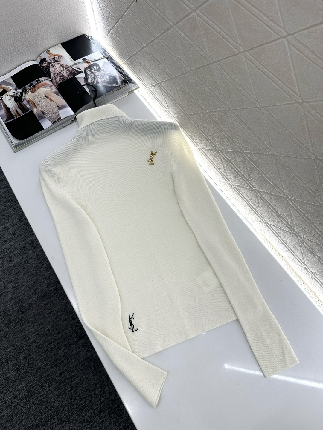 NO:636425,Saint Lauren*2025 new products are on the shelves. High-neck brooch bottoming shirt. Customized YB Tencel wool material, soft and delicate, comfortable texture. High-neck knitted bottoming shirt. The whole body is plain and versatile. The texture of the yarn fabric is visually slimming. The embroidery on the hem breaks the monotony. It is matched with the letter logo brooch on the chest to show the brand tone. It is low-key and textured. Elastic fabric fits the body shape and the upper body shows temperament. It is suitable for daily commuting. Customized surface accessories. Look for the version.  High version 3 colors black dark gray off-white, saint laurent-clothing, saint laurent, saint laurent, brooch, breastpin, alexander wang19860909Saint Lauren*2025新品上架 高领胸针打底衫 定制YB天丝羊毛材质,柔软细腻,质感舒适,高领针织打底衫,通体素色百搭耐看,纱线面料竖坑条肌理视觉显瘦,下摆刺绣打破单调,配合胸前字母徽标胸针,展现品牌调性,低调有质感.弹力面料,贴合身形,上身尽显气质,日常通勤都 定制面辅料 认准版本 高版本 3色 黑色 深灰 米白,圣罗兰-服装,saint laurent,saint laurent,brooch，breastpin,alexander wang,Women's clothing