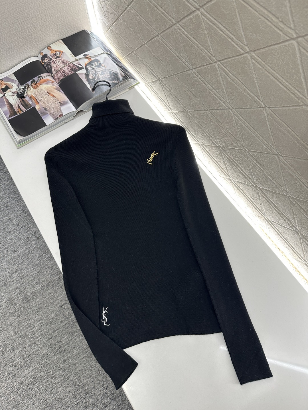 NO:636441,Saint Lauren*2025 new products are on the shelves. High-neck brooch bottoming shirt. Customized YB Tencel wool material, soft and delicate, comfortable texture. High-neck knitted bottoming shirt. The whole body is plain and versatile. The texture of the yarn fabric is visually slimming. The embroidery on the hem breaks the monotony. It is matched with the letter logo brooch on the chest to show the brand tone. It is low-key and textured. Elastic fabric fits the body shape and the upper body shows temperament. It is suitable for daily commuting. Customized surface accessories. Look for the version.  High version 3 colors black dark gray off-white, saint laurent-clothing, saint laurent, saint laurent, brooch, breastpin, alexander wang19860909Saint Lauren*2025新品上架 高领胸针打底衫 定制YB天丝羊毛材质,柔软细腻,质感舒适,高领针织打底衫,通体素色百搭耐看,纱线面料竖坑条肌理视觉显瘦,下摆刺绣打破单调,配合胸前字母徽标胸针,展现品牌调性,低调有质感.弹力面料,贴合身形,上身尽显气质,日常通勤都 定制面辅料 认准版本 高版本 3色 黑色 深灰 米白,圣罗兰-服装,saint laurent,saint laurent,brooch，breastpin,alexander wang,Women's clothing