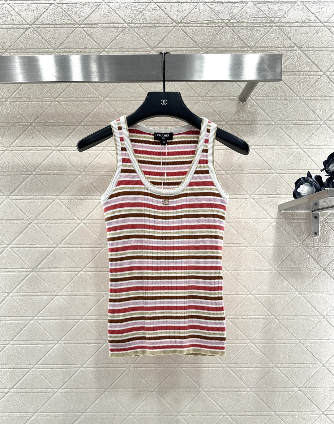 NO:636442,Chane*2025 new products are on the shelves. Striped knitted vest. Customized YB cotton yarn weaving, high-end texture, stretchy and comfortable. Round-neck knitted vest cut, all-over red and white stripes to create a collision. Rhinestone double C-button decoration on the front highlights the brand's exquisite style. The outfit shows fashionable attributes. It can be worn alone or layered in autumn and winter. It is full of light luxury. Comes with lace-up dust bag packaging. Customized surface accessories. Look for the version. High version 36 38  40,Chanel-clothing,chanel,chanel,alexander wang19860909Chane*2025新品上架 条纹针织背心 定制YB棉毛纱线织造,质感高级,弹力舒适,圆领针织背心剪裁,通体红白色系条纹形成碰撞,前襟水钻双C襟扣装饰,凸显品牌精致格调,穿搭尽显时尚属性,秋冬单穿叠穿均可,轻奢感十足.配有系带防尘袋包装 定制面辅料 认准版本 高版本 36 38 40,香奈儿-服装,chanel,chanel,alexander wang,Women's clothing