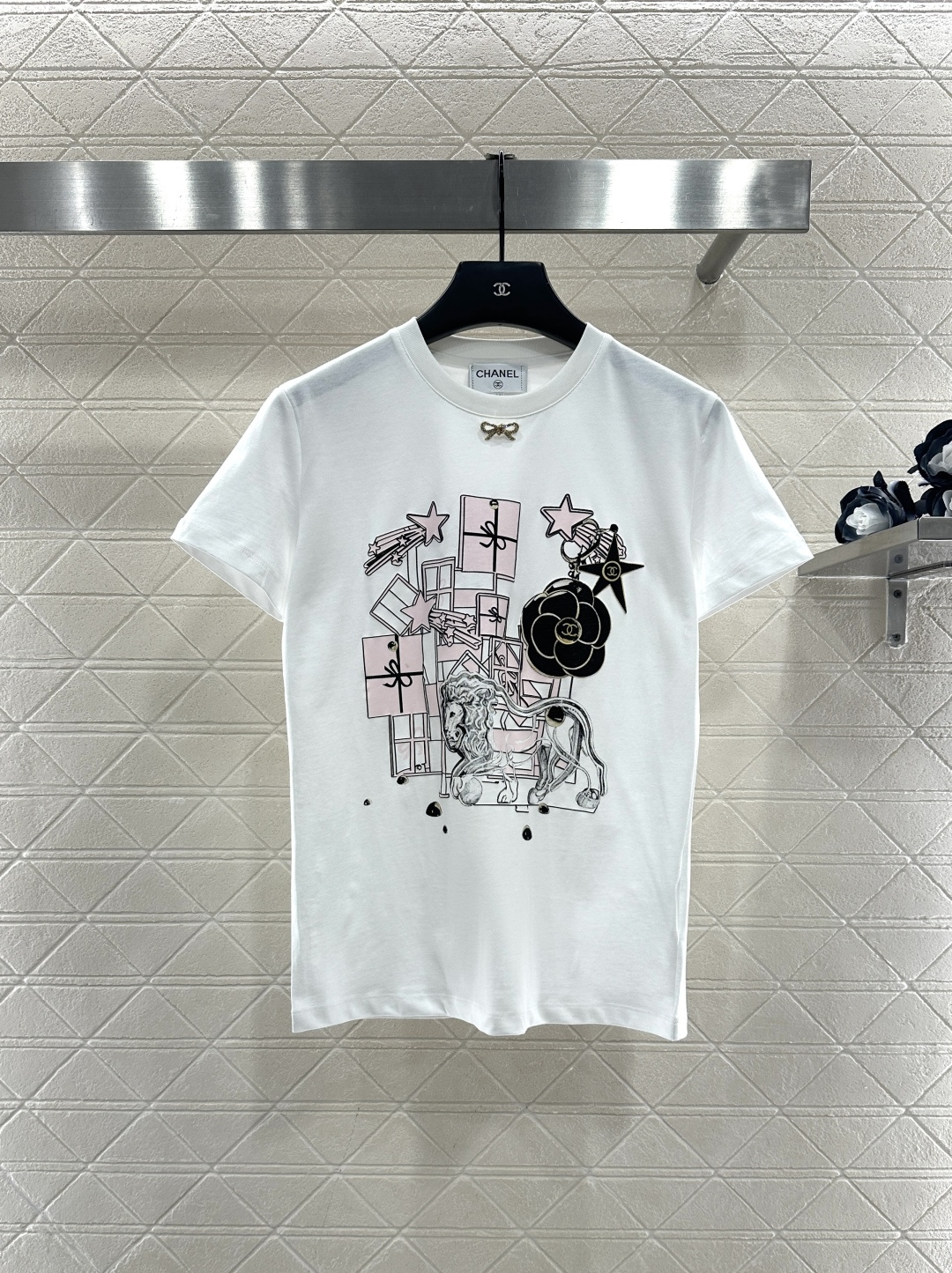 NO:636436,Chane*2025 new product on the shelves round neck flocked bow  Customized YB mercerized cotton material, breathable and comfortable, full of texture, regular short-sleeved T-shirt cut, highlighting the brand style, made of heavyweight pure cotton, slightly stretchy, showing a slimming visual effect, the colorful camellia lion gift box pattern on the front is outlined in pink and black, and the collar is embellished with rhinestone bows, making the brand's own sense of fashion stand out, create a fashionable style at will, and look stylish when worn alone. Customized surface accessories Look for the version High version 34 36  38,Chanel-clothing,chanel,chanel,T-shirt,tees,t-shirt,alexander wang19860909Chane*2025新品上架 圆领植绒蝴蝶结 定制YB丝光全棉材质,透气舒适,质感十足,常规短袖T恤裁剪,凸显品牌格调,采用克重纯棉制成,略带有弹力,呈现显瘦视觉效果,正面色彩丰富的山茶花狮子礼物盒图案,以粉黑色勾勒,领口水钻蝴蝶结点缀,让品牌自带的时尚感立现,随心打造时髦风格,单穿内搭都出彩时髦.定制面辅料 认准版本 高版本 34 36 38,香奈儿-服装,chanel,chanel,T-shirt,tees，t-shirt,alexander wang,Women's clothing