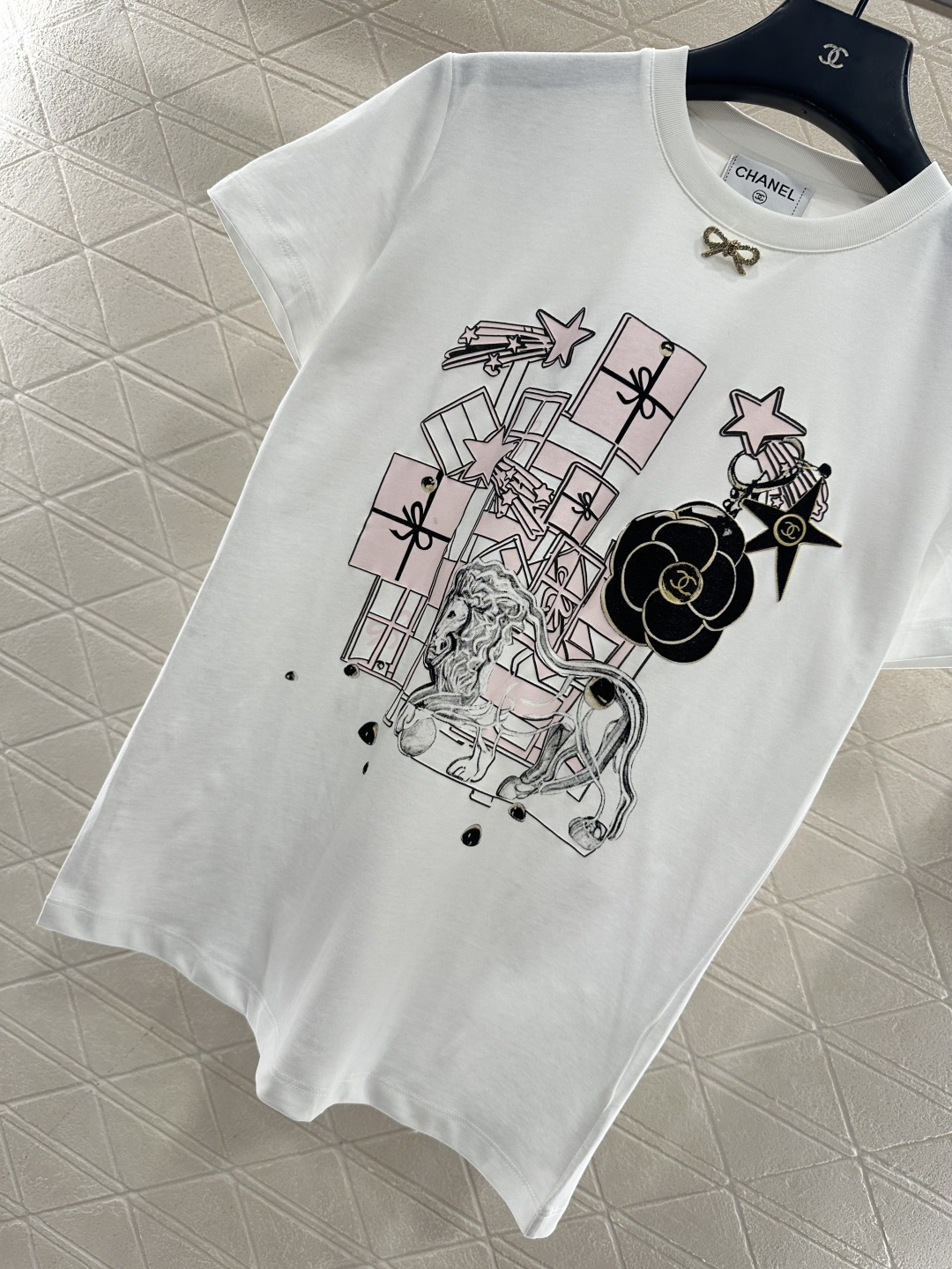 ♥Chane*♥2025新品上架    圆领植绒蝴蝶结𝑇𝑒𝑒定制YB丝光全棉材质，透气舒适，质感十足，常