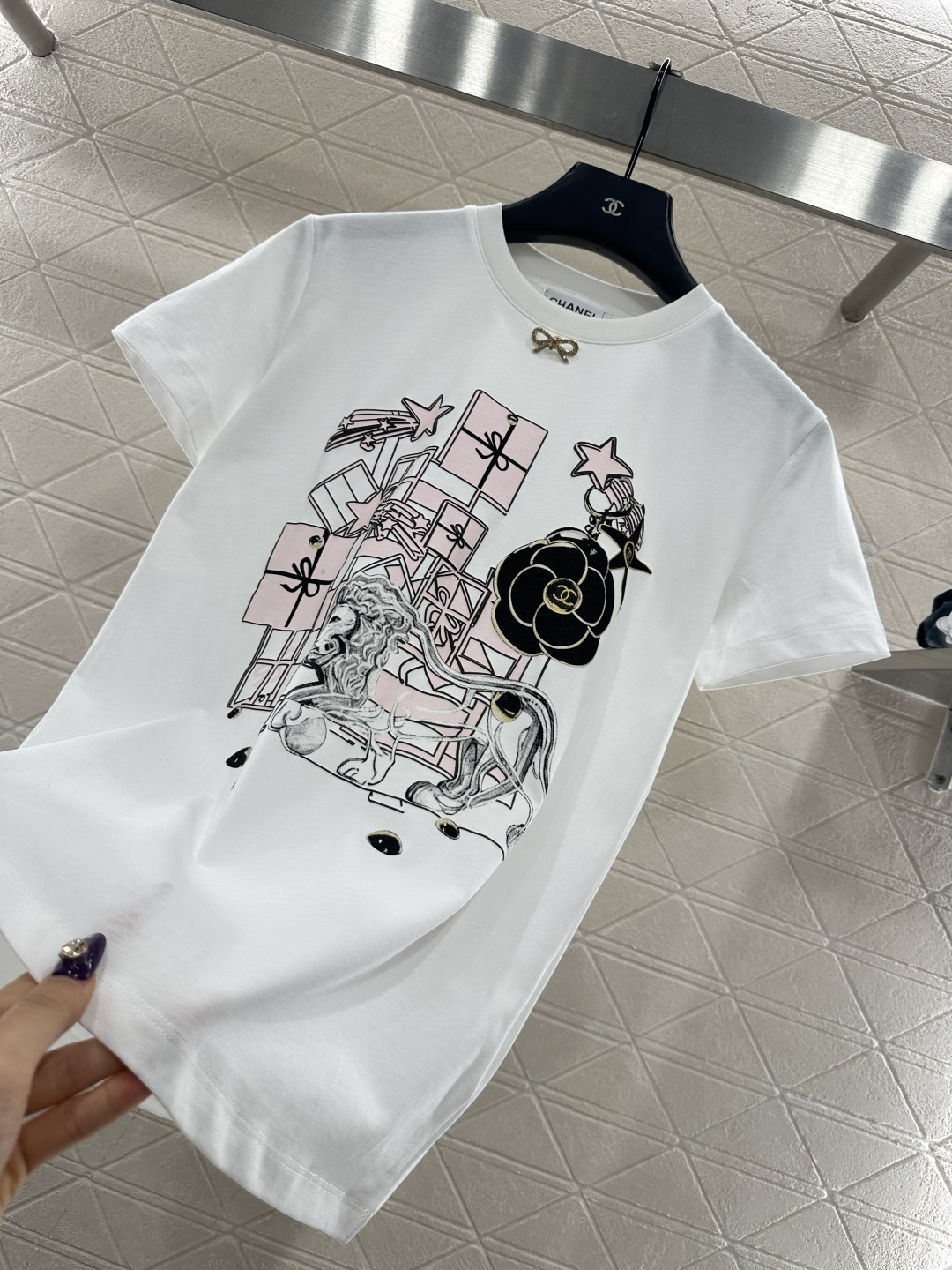 ♥Chane*♥2025新品上架    圆领植绒蝴蝶结𝑇𝑒𝑒定制YB丝光全棉材质，透气舒适，质感十足，常