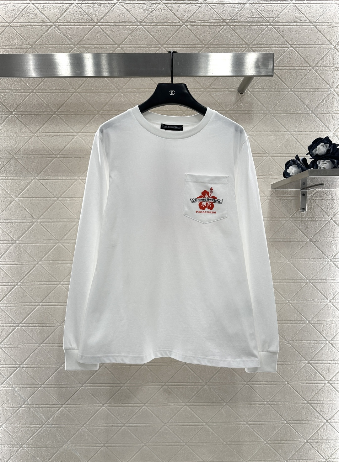 NO:636411,Chrome hear*2025 new products are on the shelves. Alphabet flower long-sleeved top. Customized YB twill cotton material, comfortable texture, full of elasticity. Round neck long-sleeved top, cut with a red flower letter logo on one side of the chest, highlighting the brand style. Loose version, visually narrow and elongated, making the appearance slim and tolerant. The back echoes the front pocket print. The brand style is distinctive, and it is fashionable when worn alone. Customized surface accessories. Look for the version. High version, Chrome heart-clothing, chrome hearts, chrome  hearts, 19860909Chrome hear*2025新品上架 字母花朵长袖上衣 定制YB斜纹全棉材质,质感舒适,弹力十足,圆领长袖上衣裁剪,胸口单侧位置点缀口袋红色花朵字母徽标,凸显品牌格调,宽松版型,视觉收窄拉长,显瘦包容,后背呼应正面口袋印花,品牌风格鲜明,单穿内搭都出彩时髦.定制面辅料 认准版本 高版本,克罗心-服装,chrome hearts,chrome hearts, ,Women's clothing