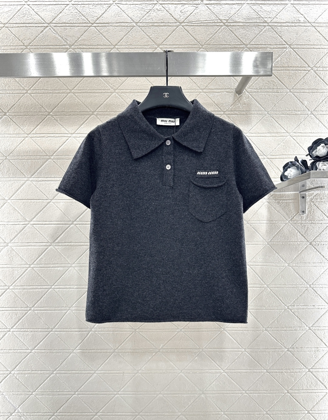 NO:636423,Miumi*2025 new products are on the shelves. Lapel knitted short-sleeves. Customized YB wool yarn weaving. High-end texture, comfortable and soft. Lapel short-sleeved sweater style. Half-open button processing. Fine and dense texture. Delicate and delicate. Chest flap pocket design. Decorated with letter logo. High-end tonality. Regular fit regardless of body shape and age. Simple and versatile for daily use in all seasons. Customized surface accessories. Look for version. High version.  dark gray,miumiu-clothing,miumiu,sweaters,T-shirt,alexander wang19860909Miumi*2025新品上架  翻领针织短袖 定制YB羊毛纱线织造,质感高级,舒适柔软,翻领短袖毛衣版型,半开襟纽扣处理,搭配细腻密实肌理,细腻精致,胸口翻盖口袋设计,点缀字母徽标装饰,彰显高级调性,常规版型不挑身材年龄,四季日常简约百搭款.定制面辅料 认准版本 高版本 深灰,缪缪-服装,miumiu,sweaters,T-shirt,alexander wang,Women's clothing